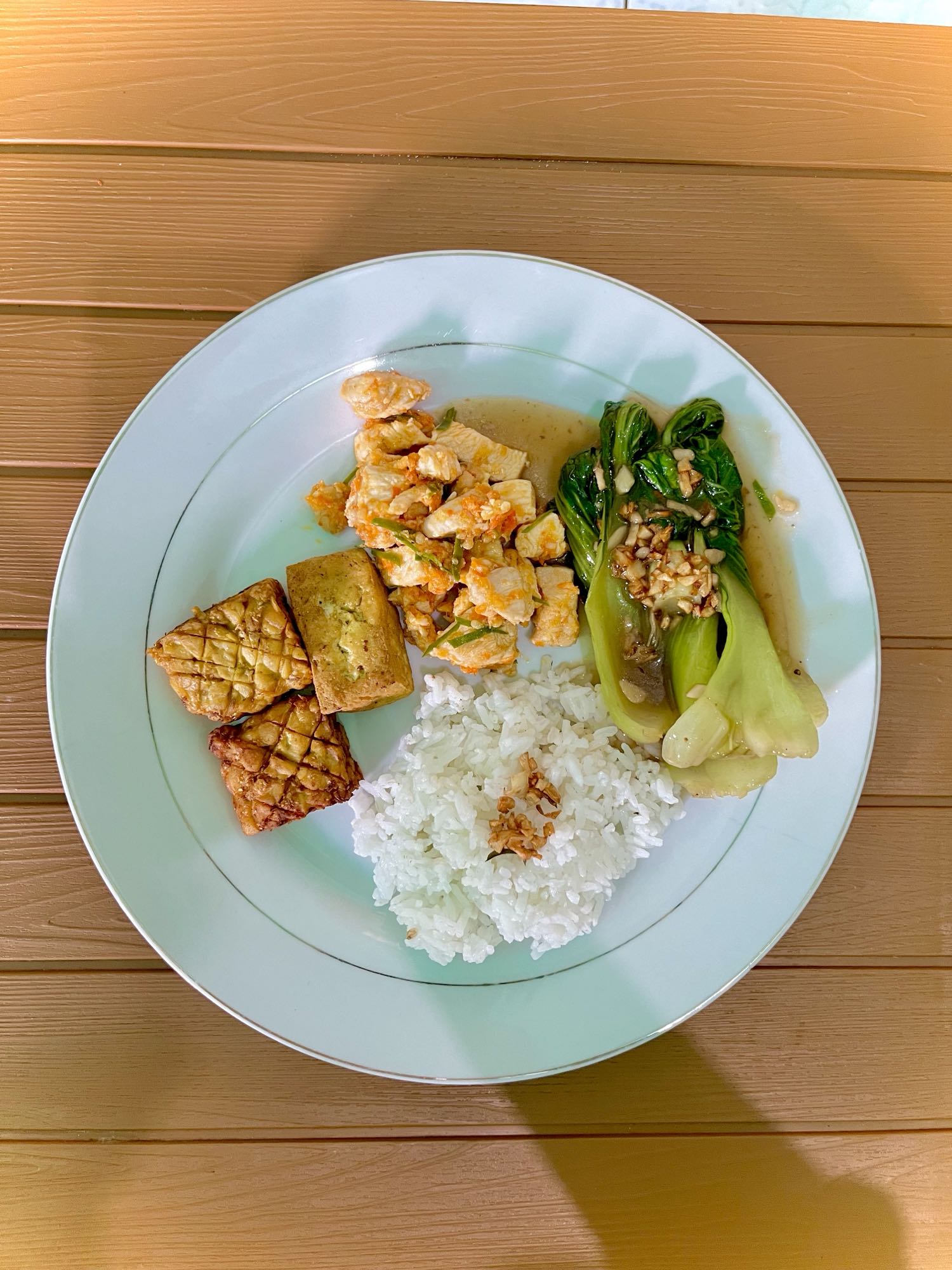 Nasi ayam tahu tempe