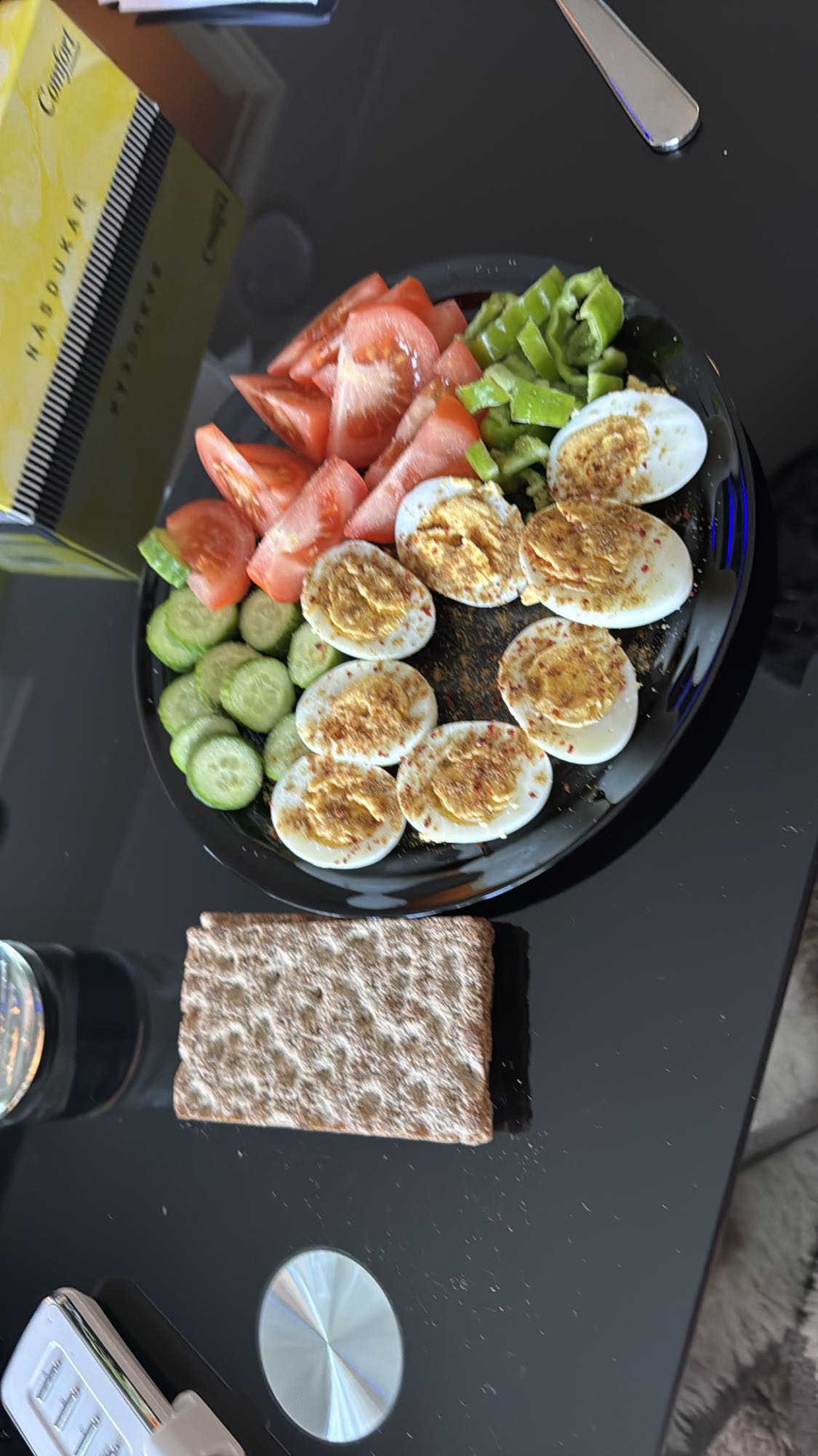 بيض وخضار مع خبز مقرمش