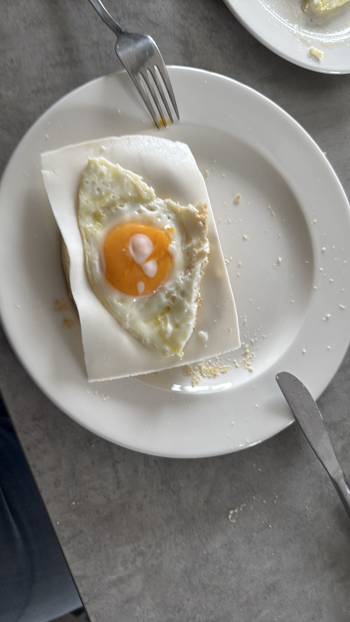 Brötchen mit Käse und Spiegelei