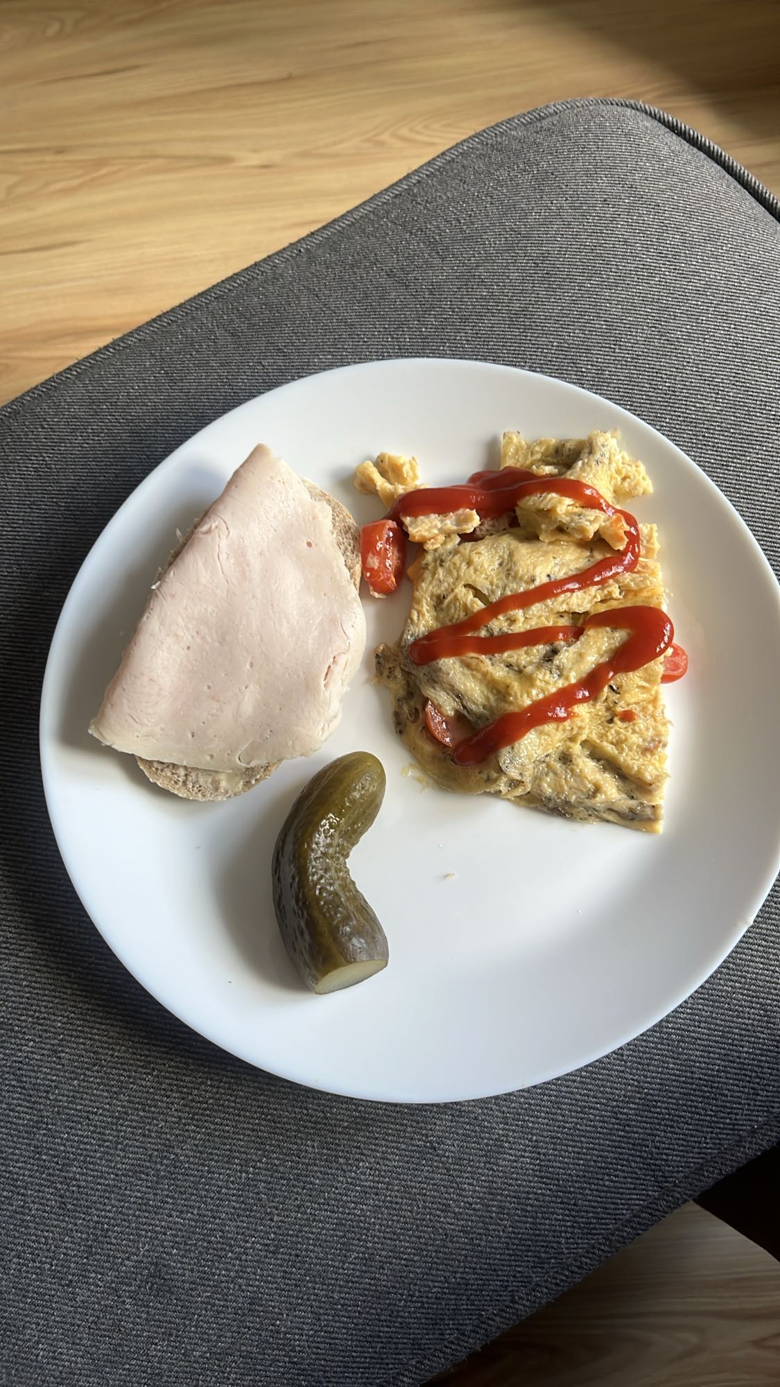 Jajecznica z szynką i ogórkiem