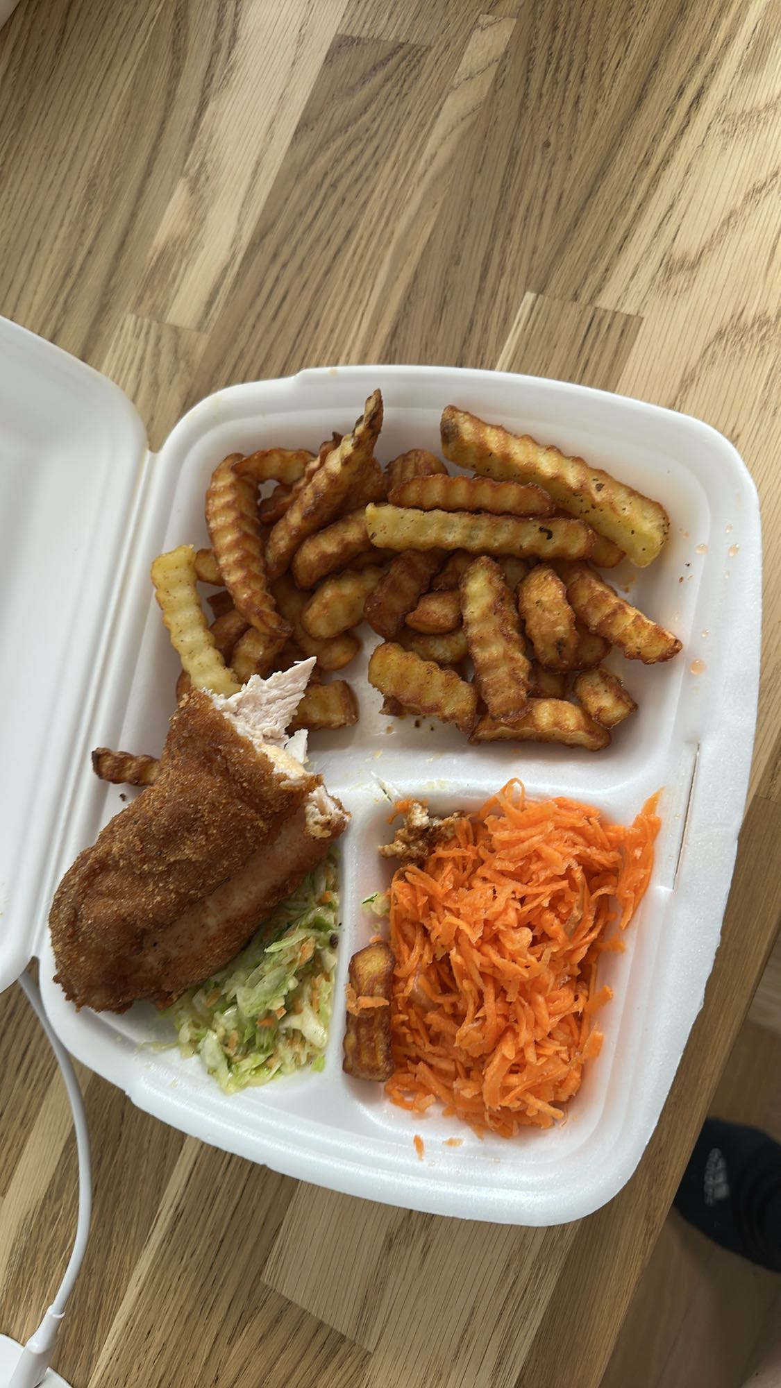 kurczak z frytkami i surówką