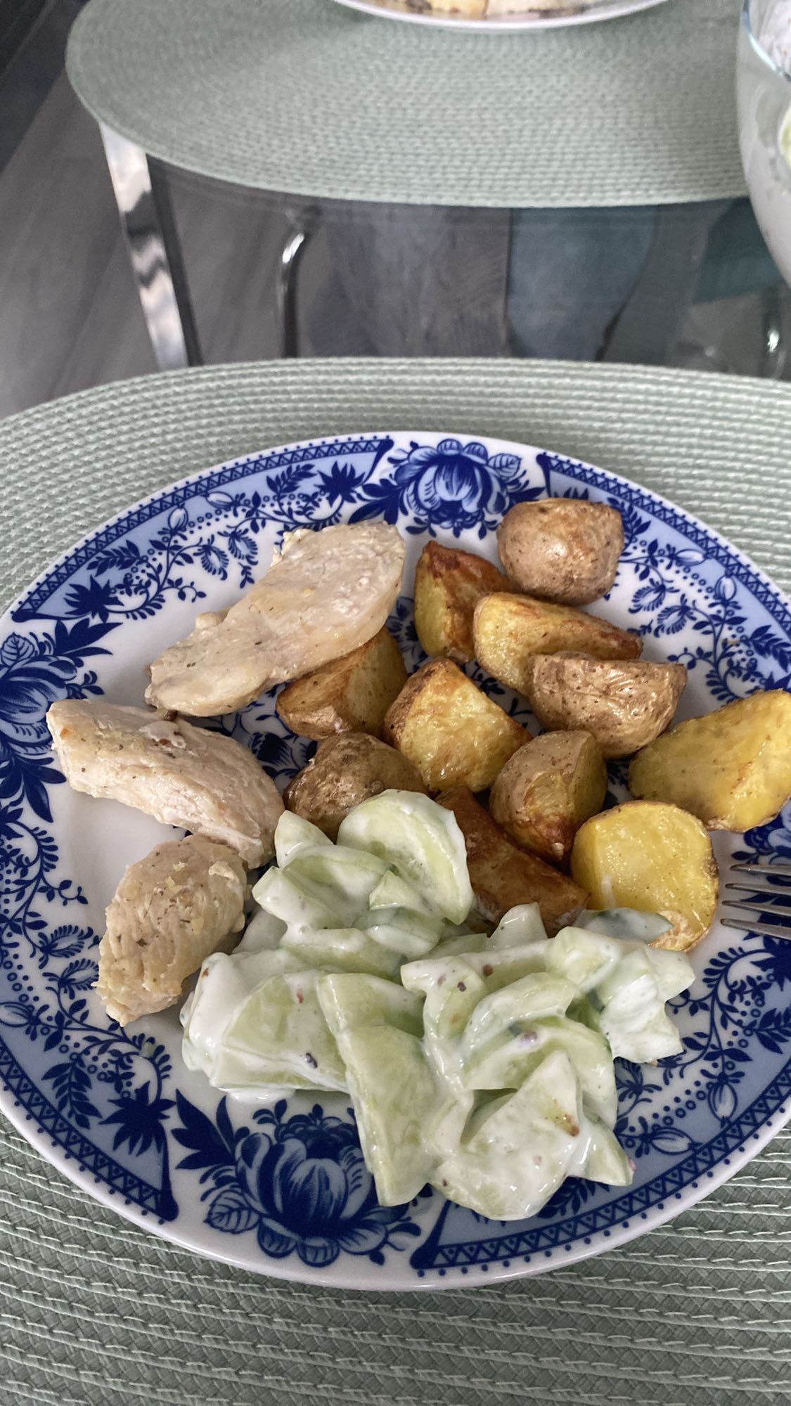 Kurczak z ziemniakami i mizerią