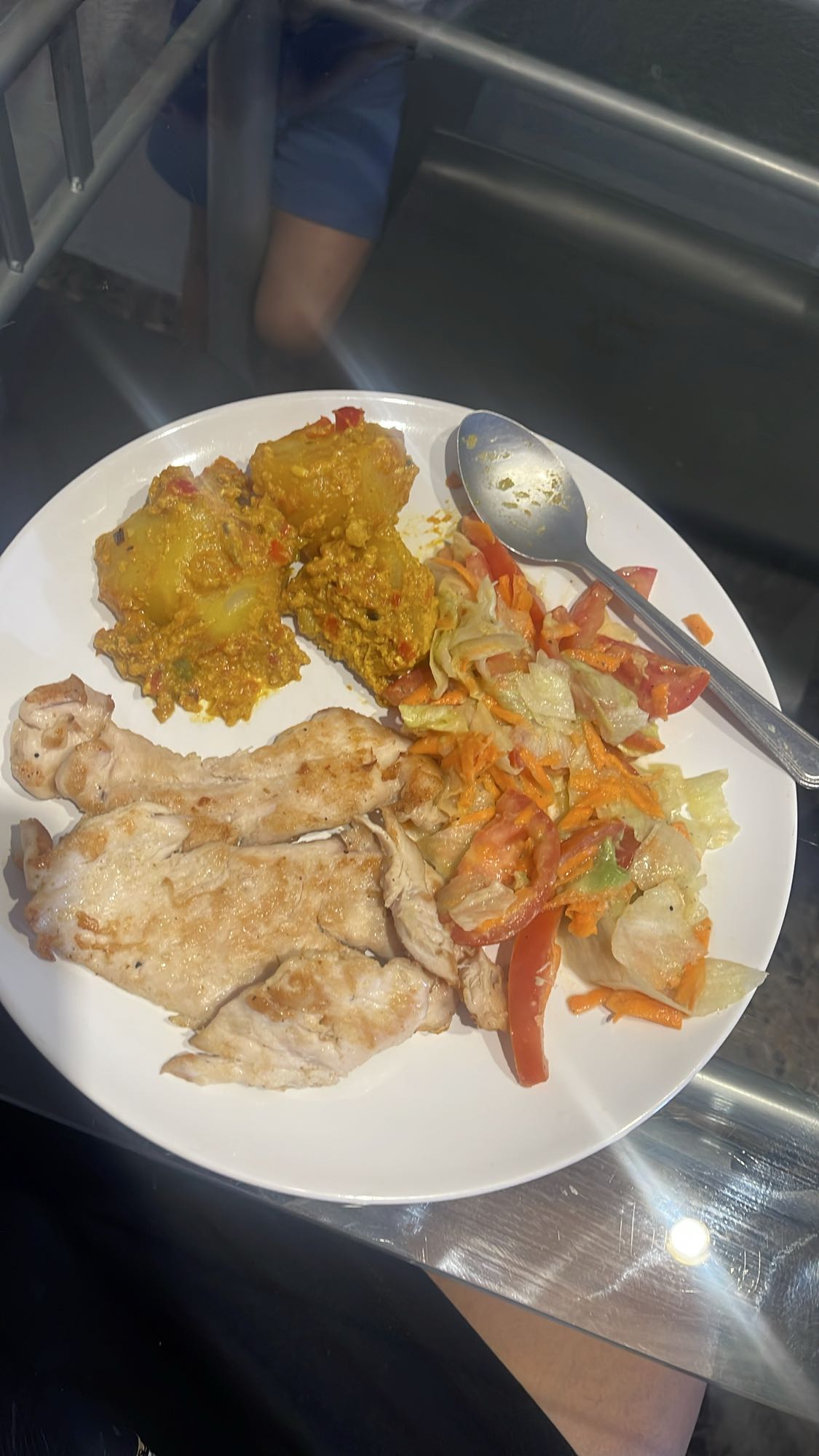 Pollo con ensalada y papas