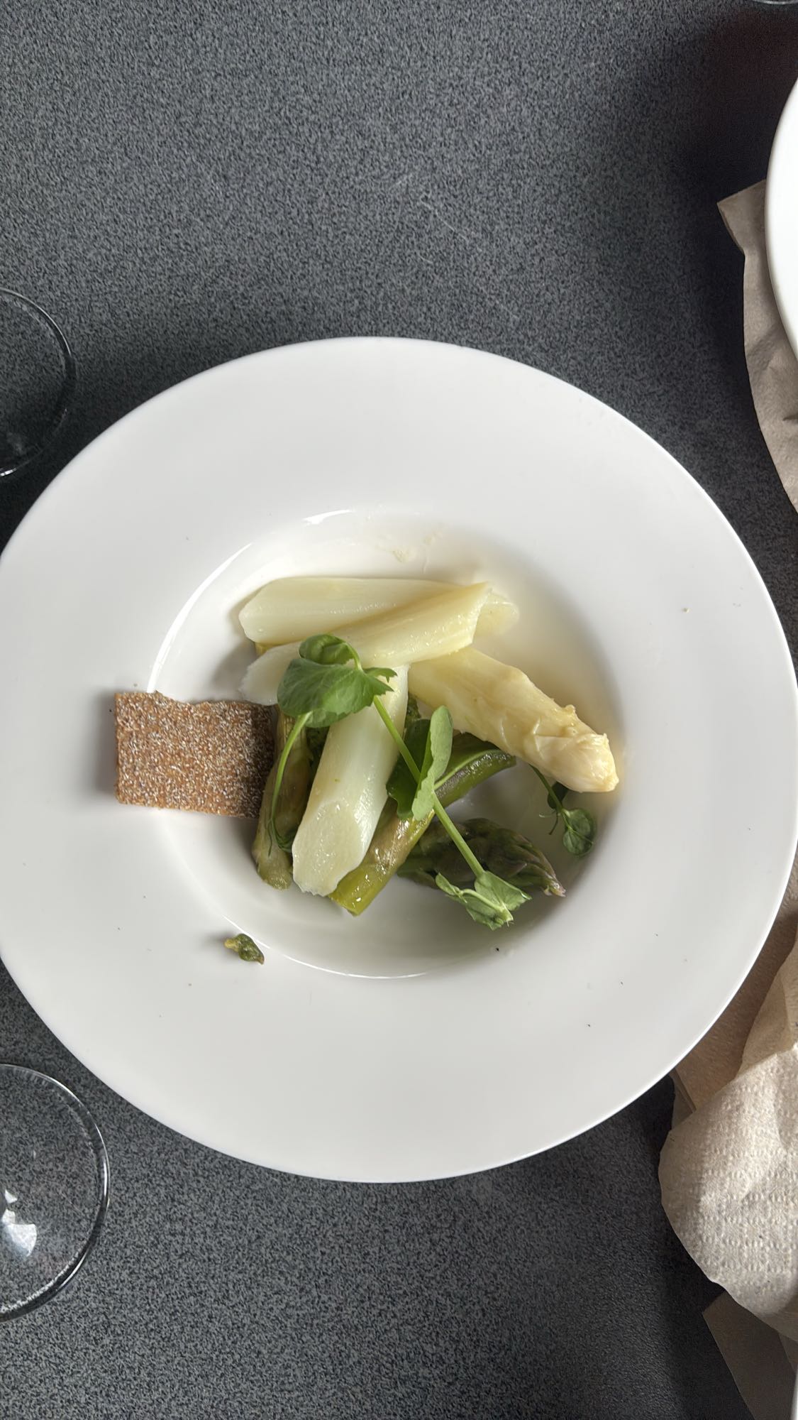 asperges met knäckebröd