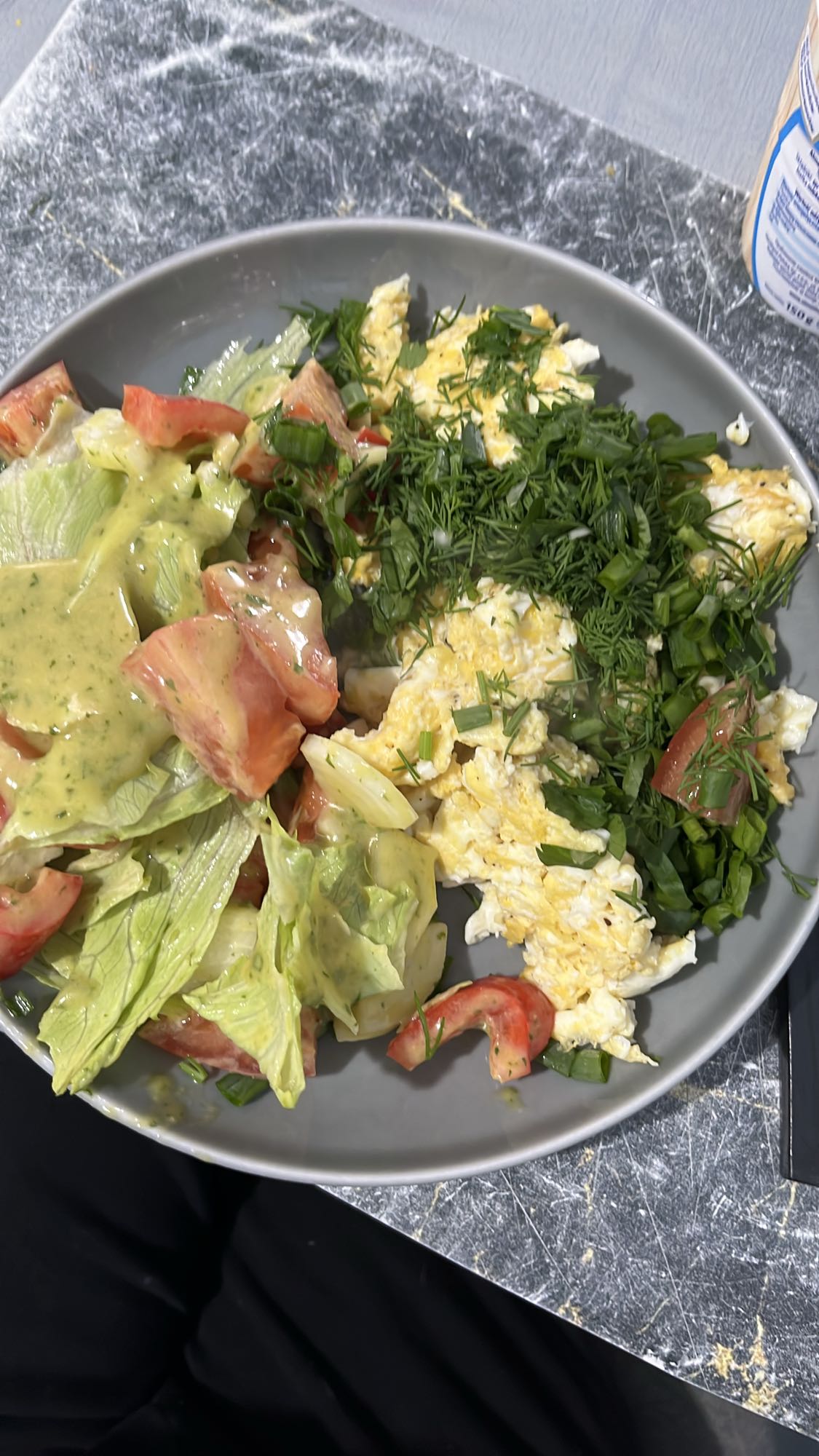 Jajecznica z sałatką