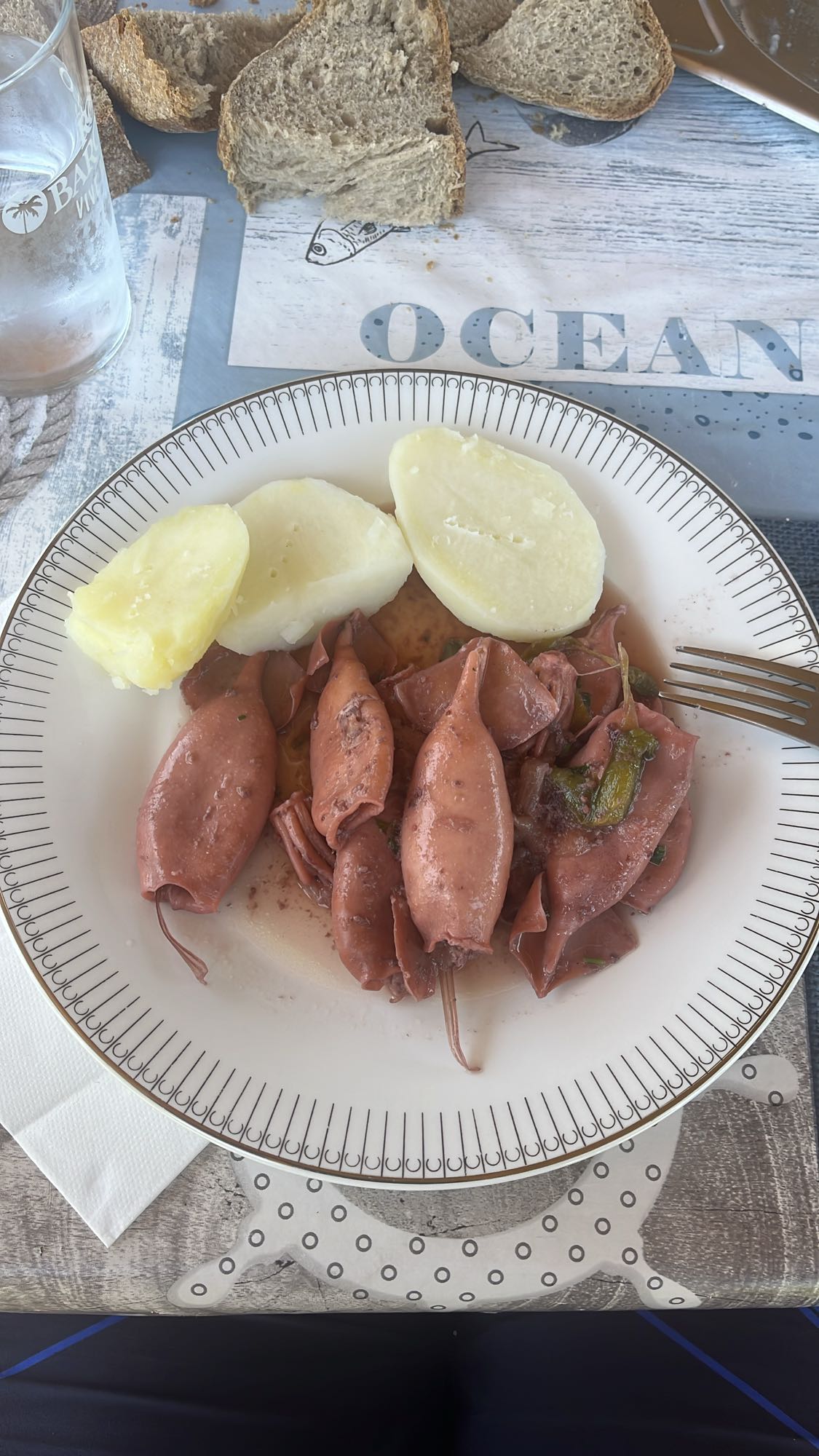 calamares con papas y pan