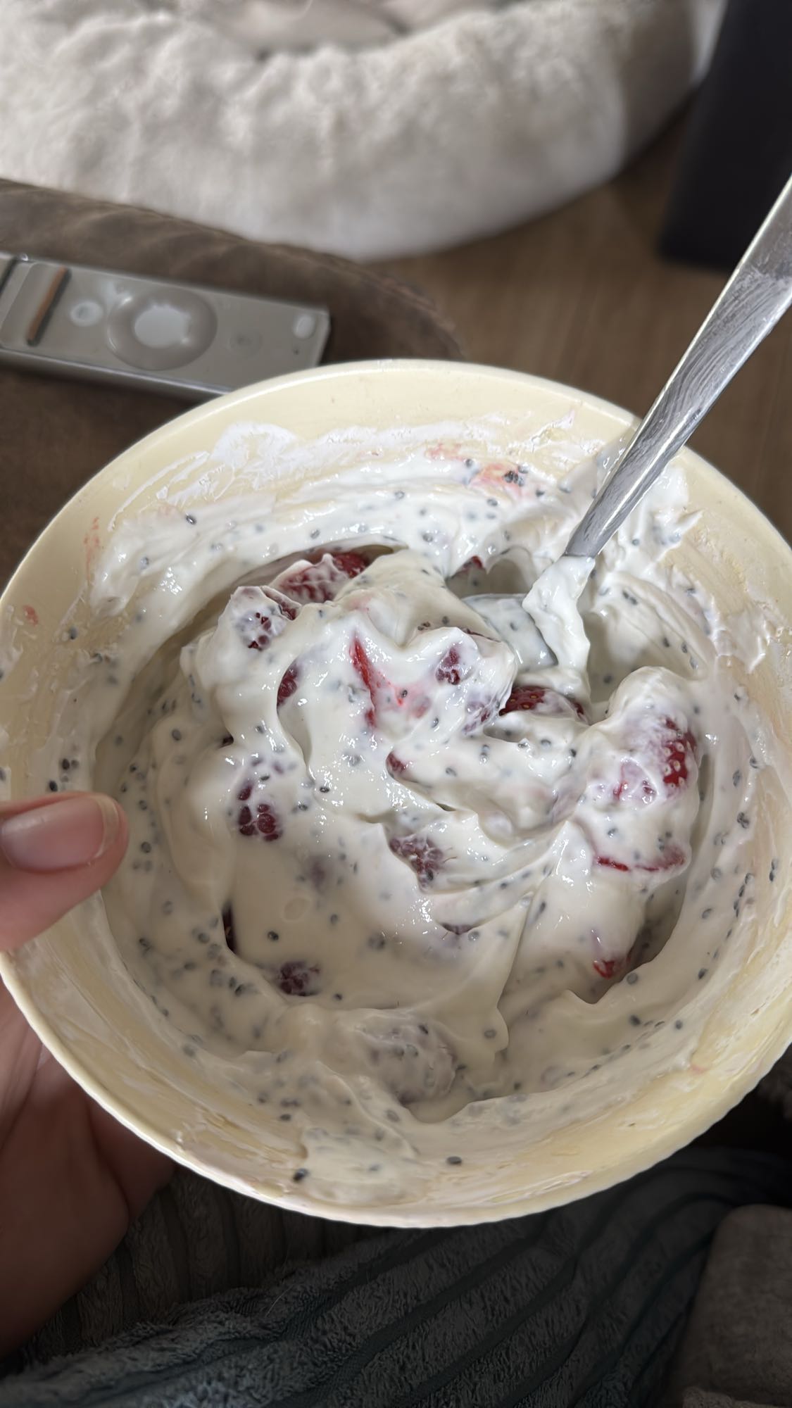 Joghurt mit Beeren und Chiasamen