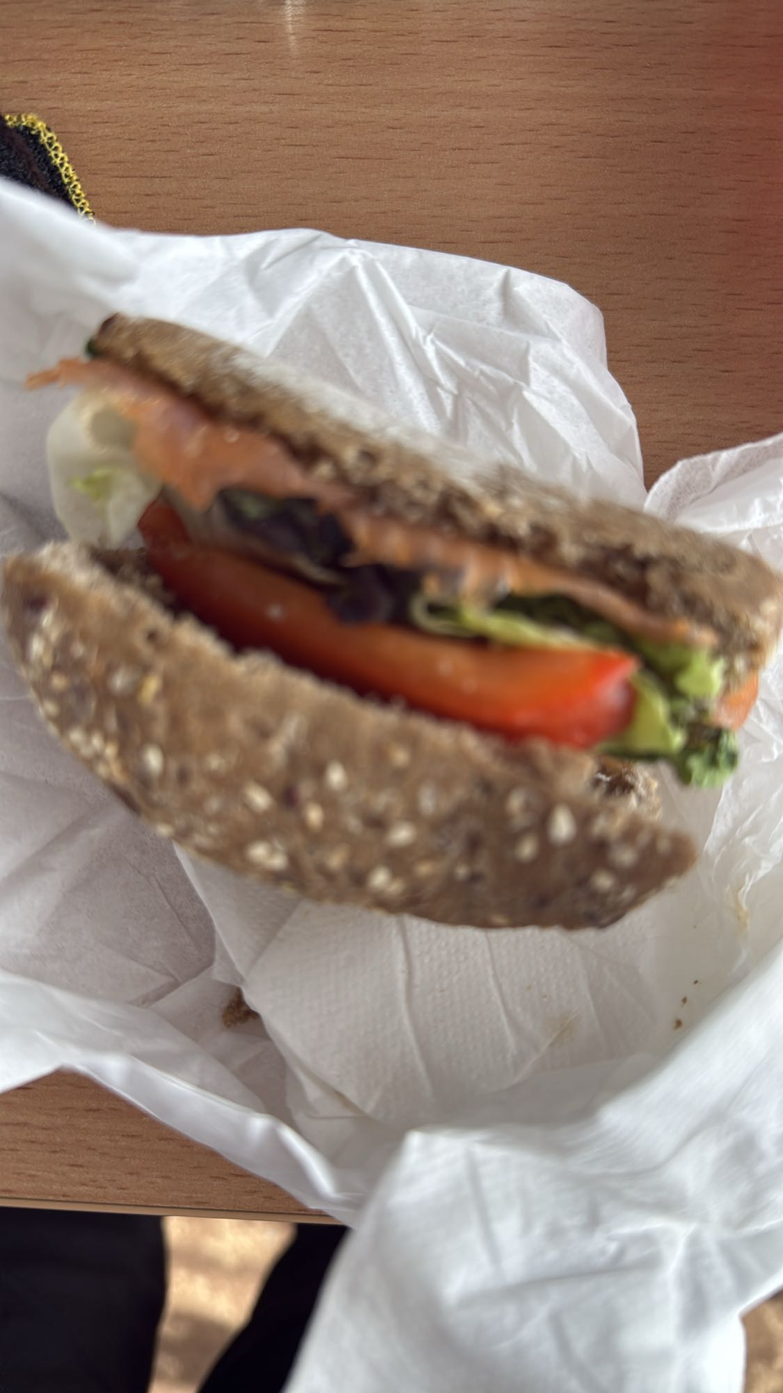 Sandviș cu somon și legume