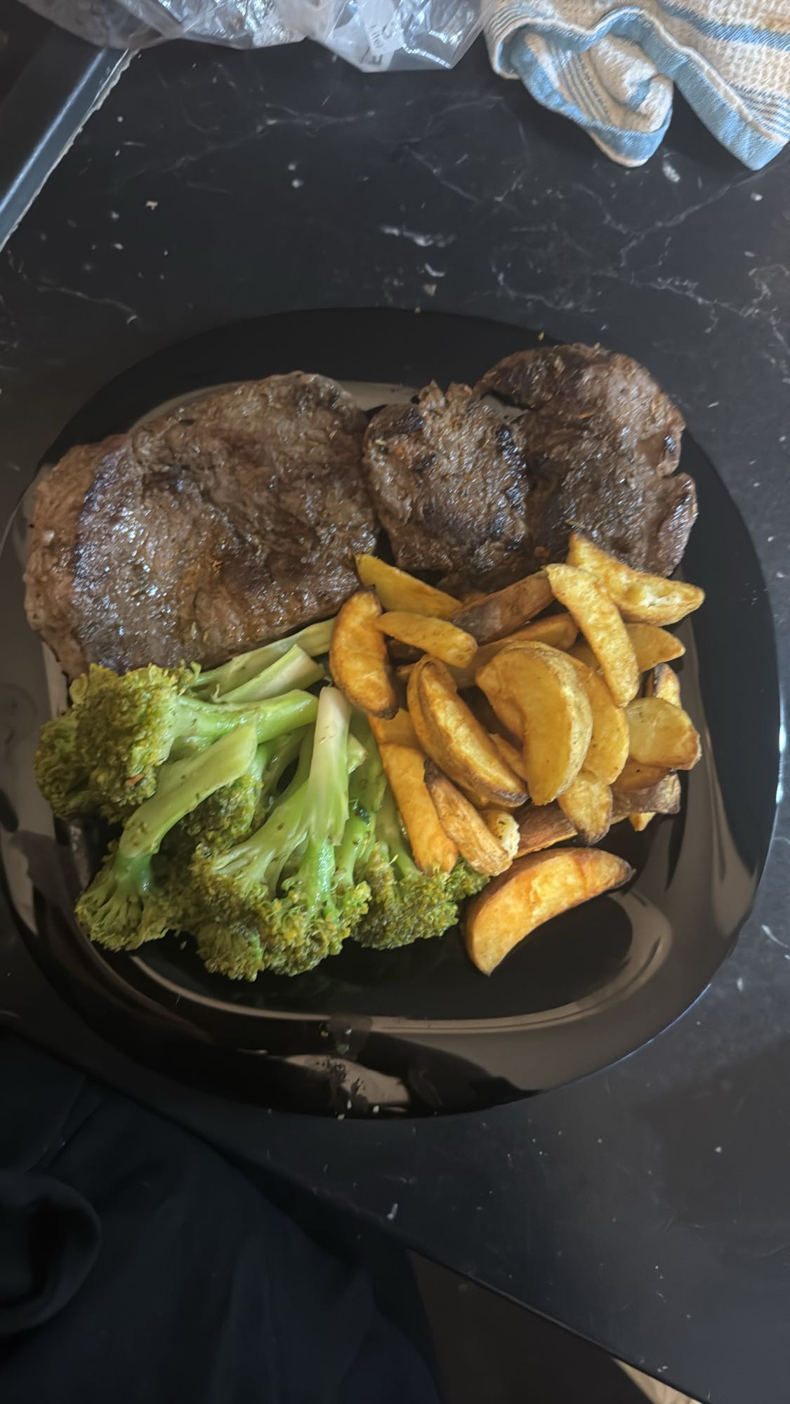 Steak mit Pommes und Brokkoli