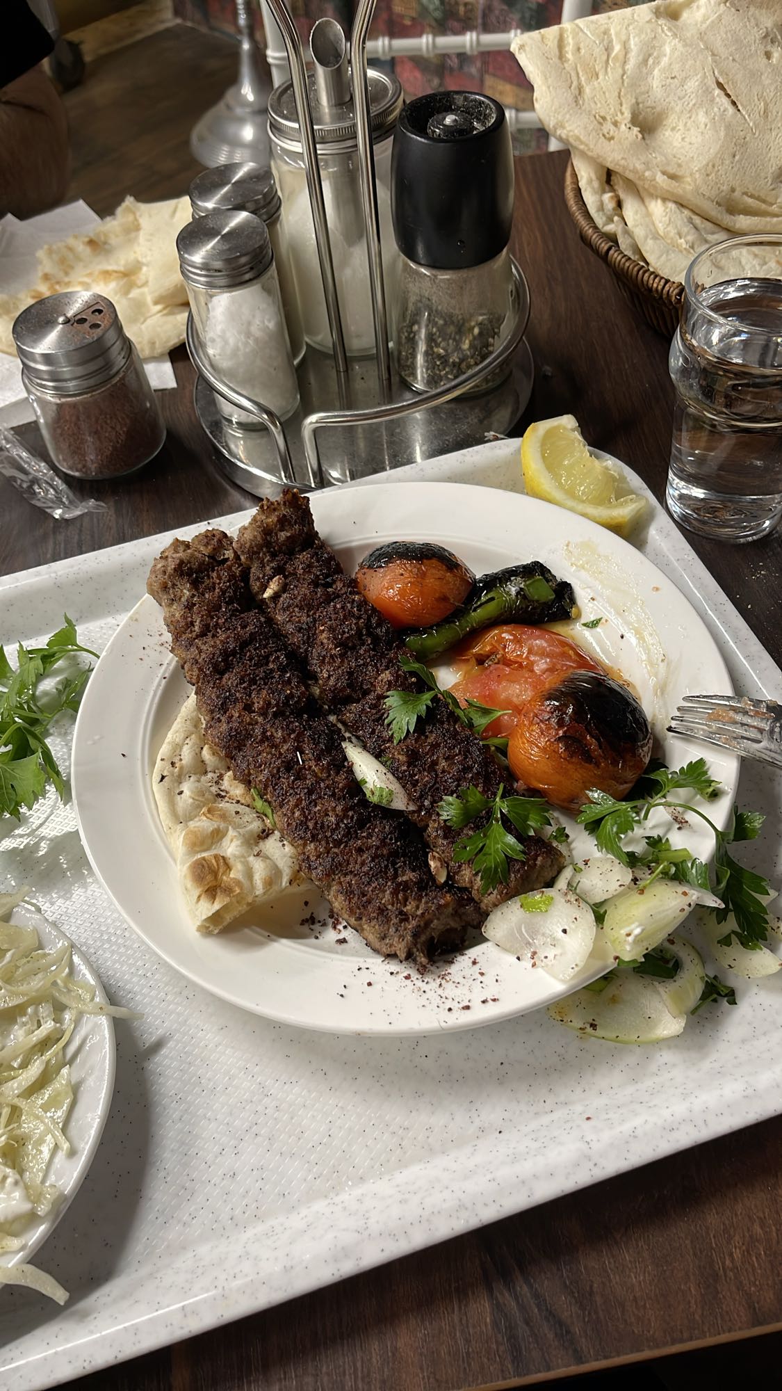 Kebab med grönsaker och bröd