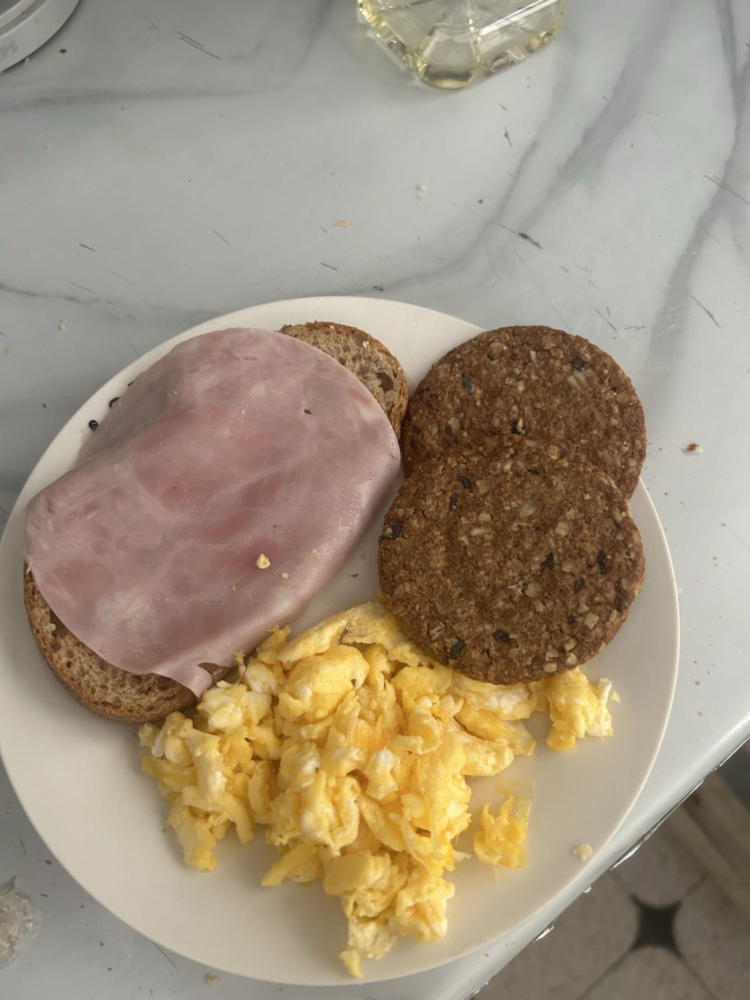 Desayuno con jamón y huevo