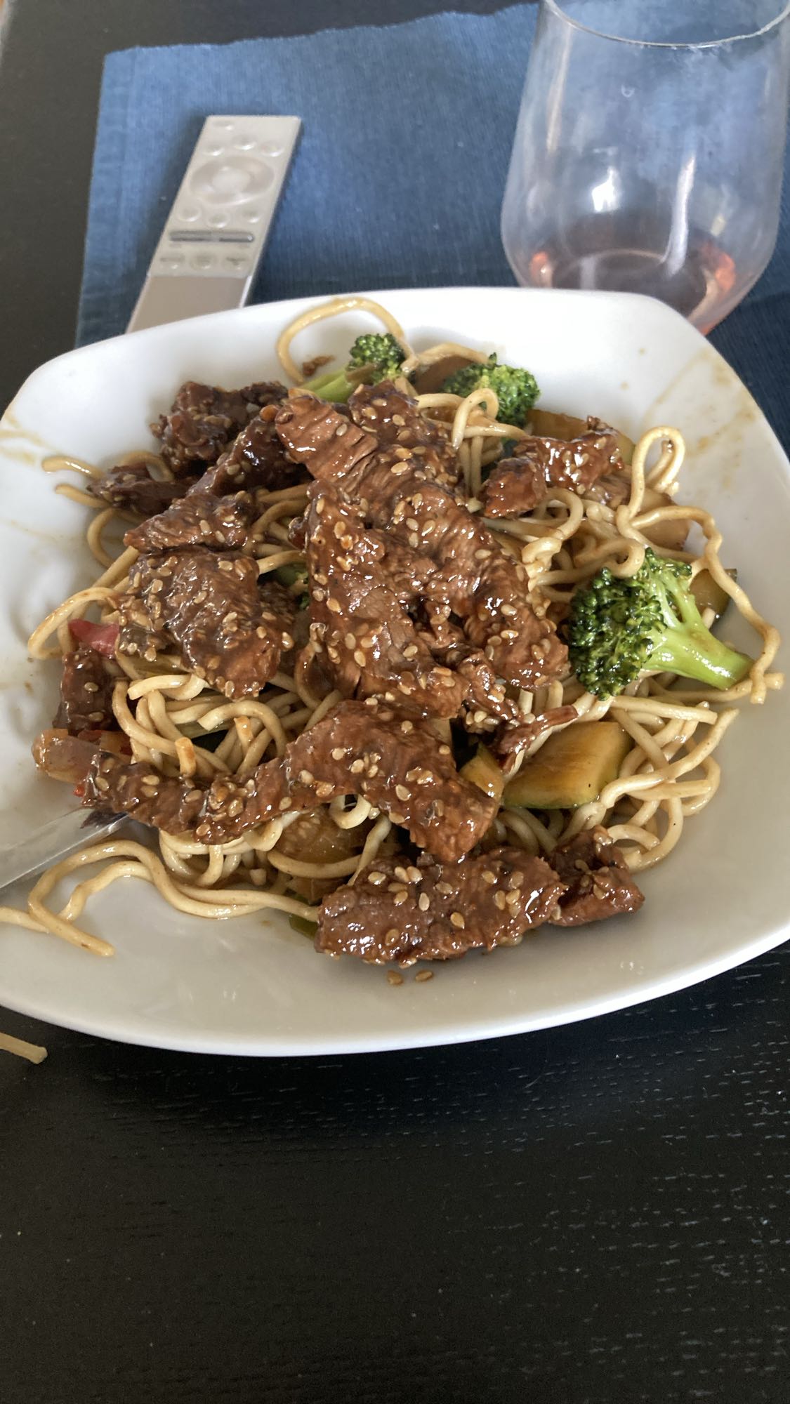 Nudlar med biff och broccoli