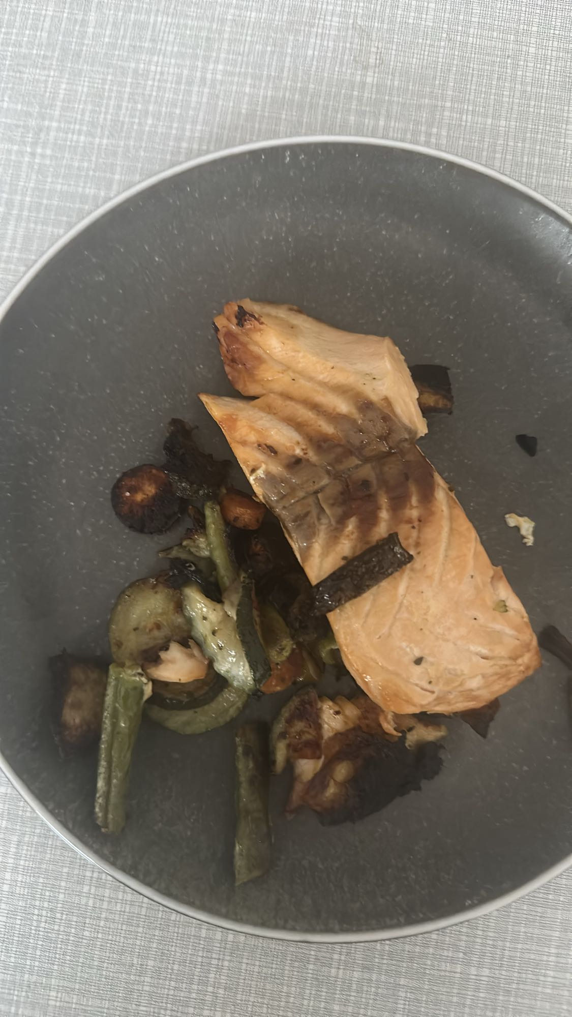 Izgara somon ve sebzeler