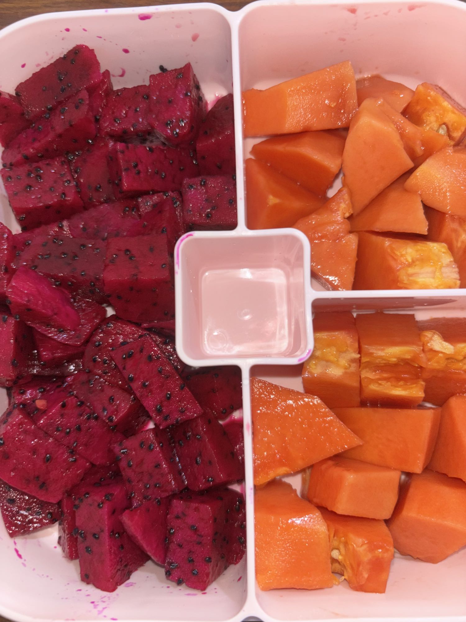 Buah naga dan pepaya segar