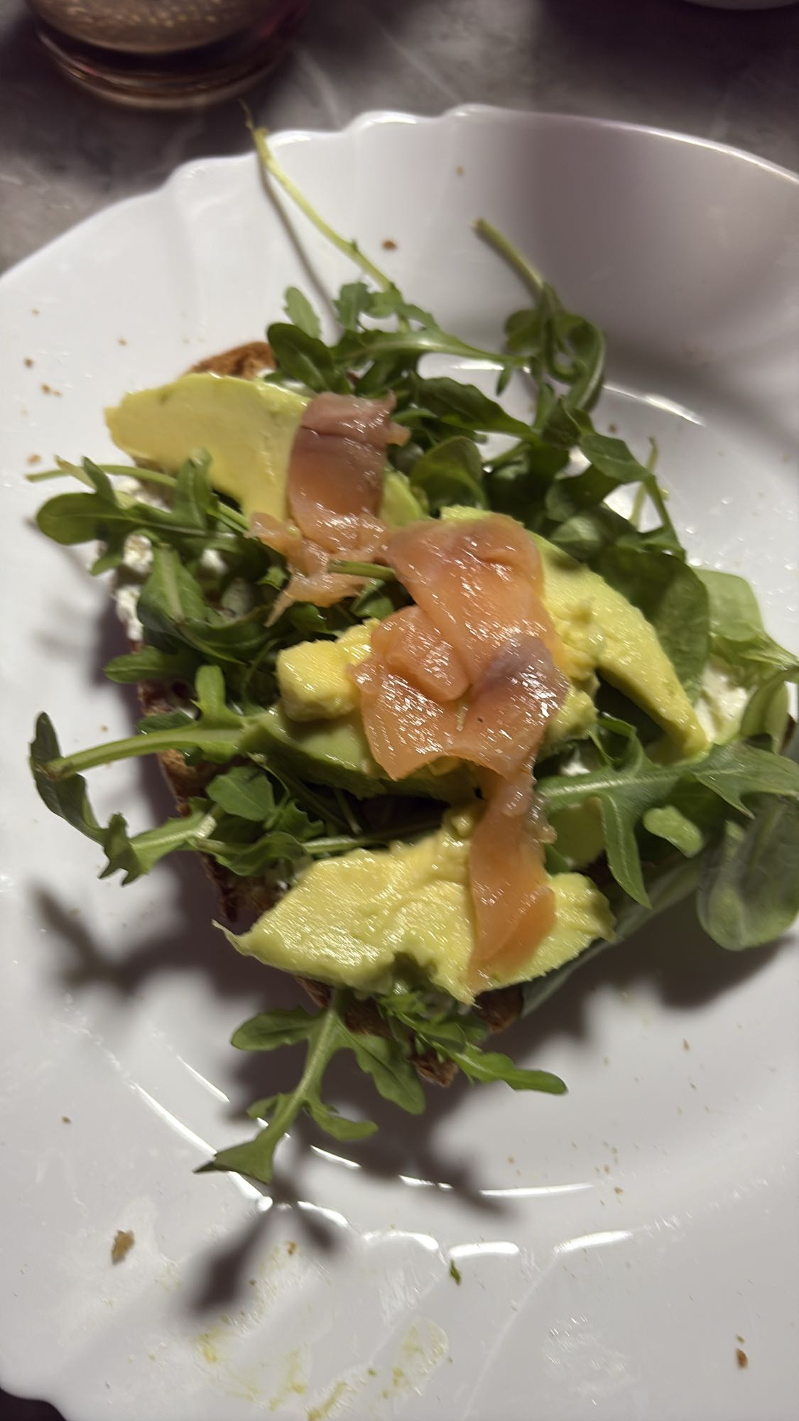 Tartine saumon avocat roquette