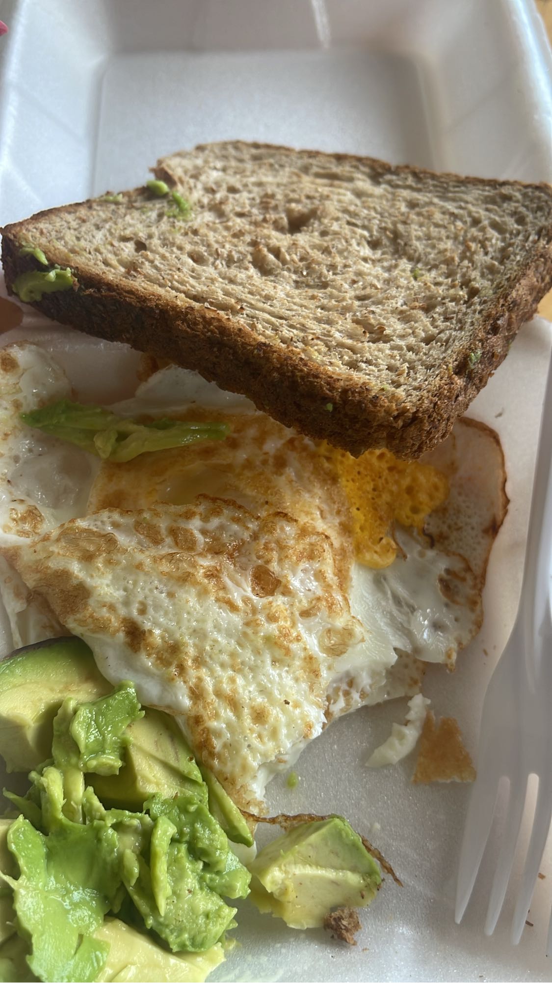 Tostada de huevo y aguacate