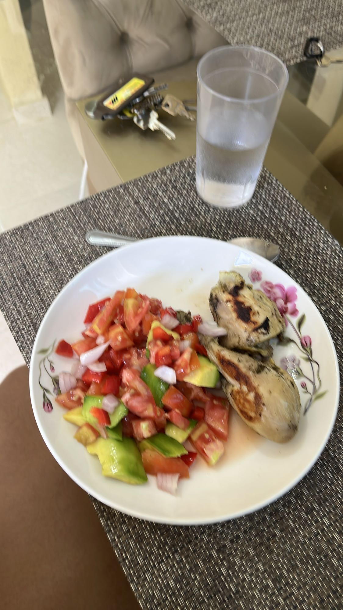 Pollo con ensalada fresca