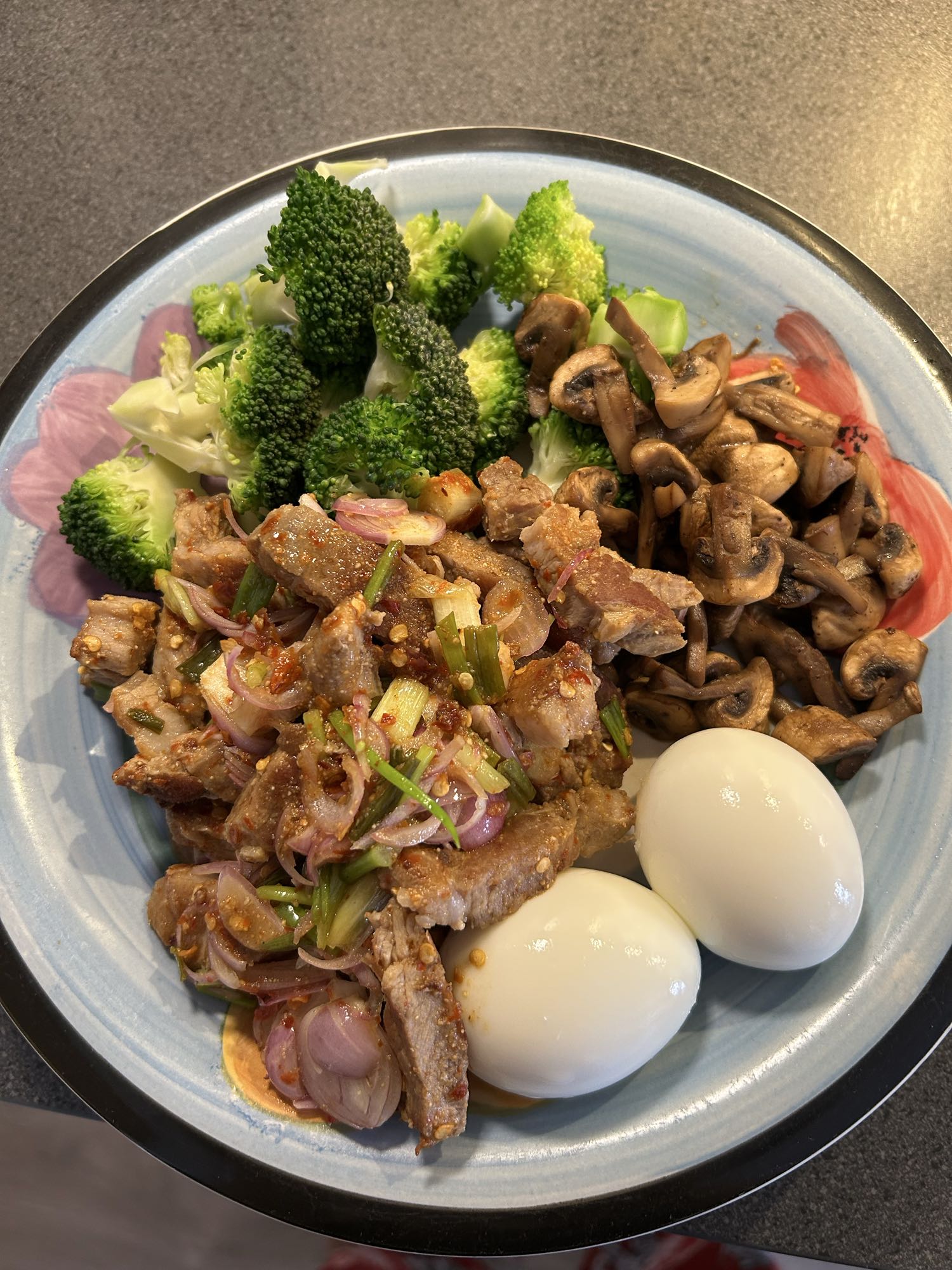 Egg, svinekjøtt og grønnsaker