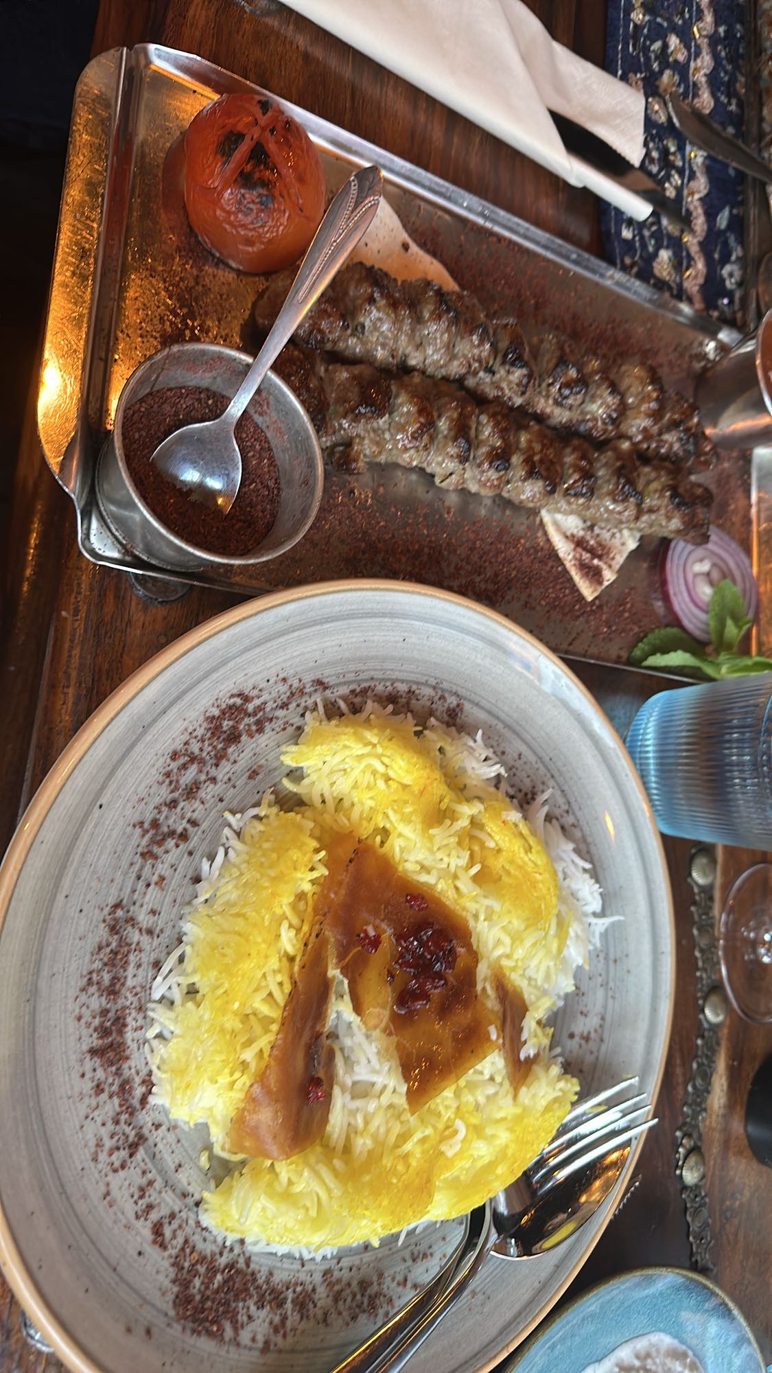 Kebab med ris och grillad tomat