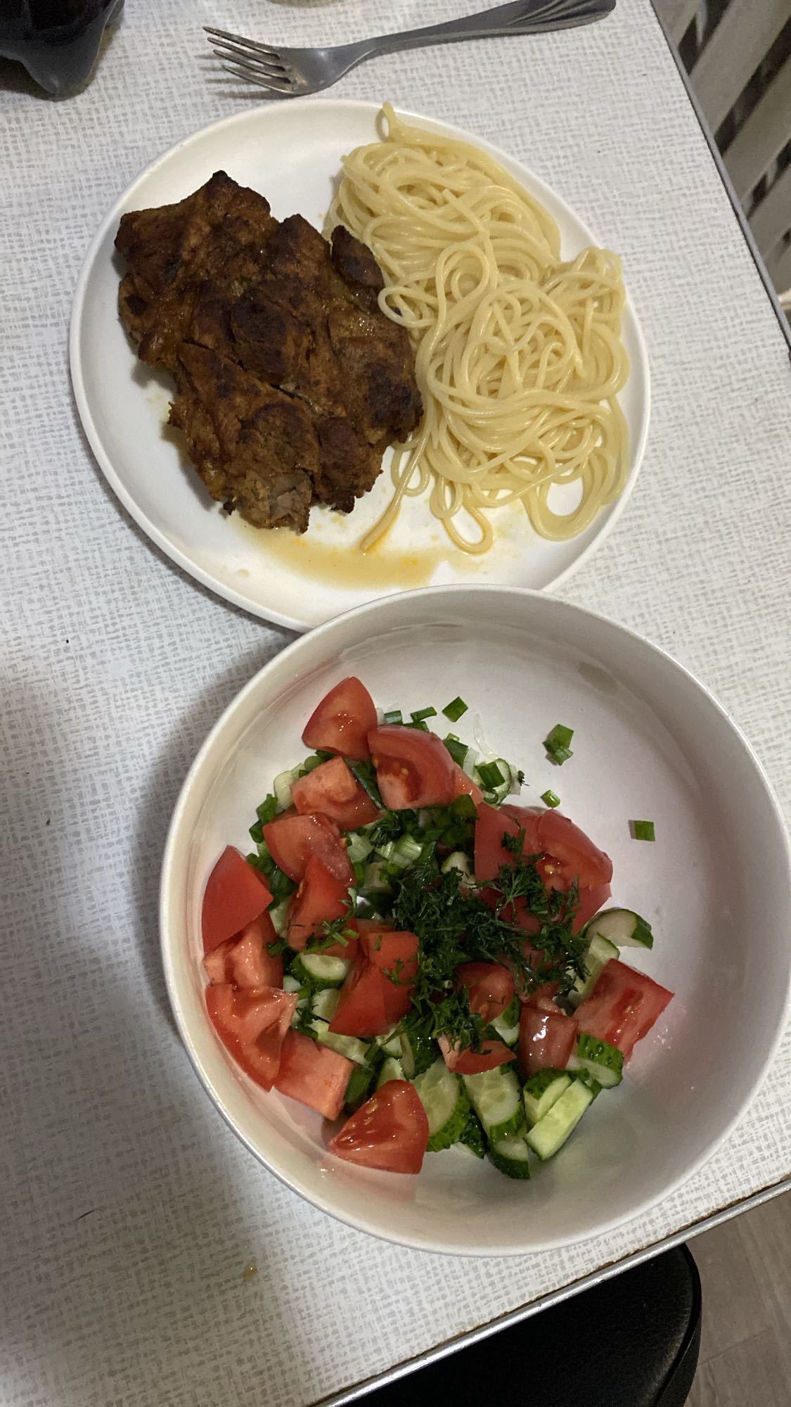 Мясо с макаронами и салатом