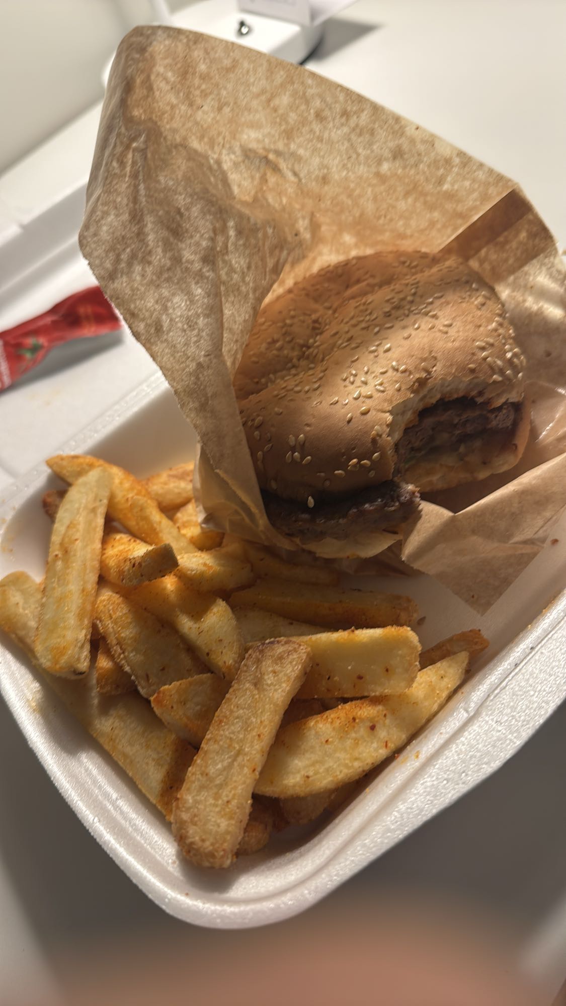 Burger og pommes frites