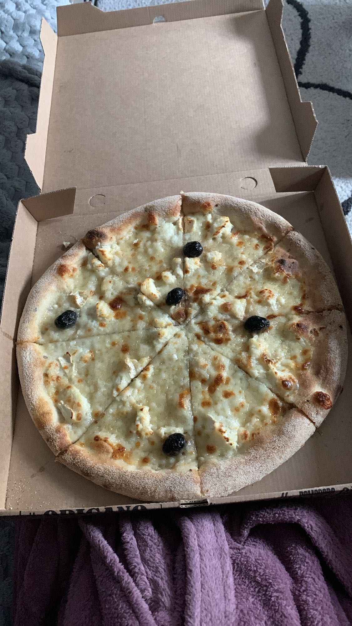 Pizza fromage chèvre miel olives