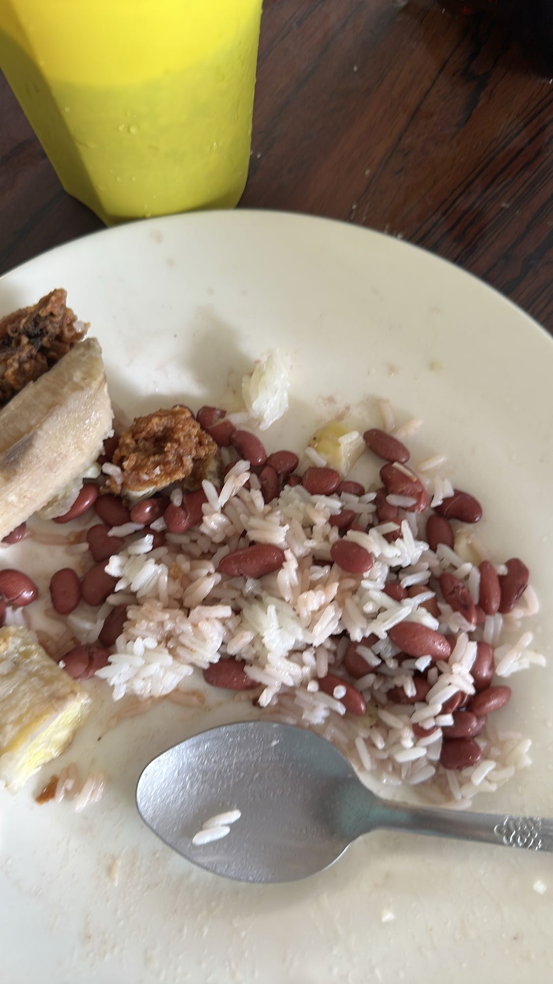 arroz con frijoles y plátano