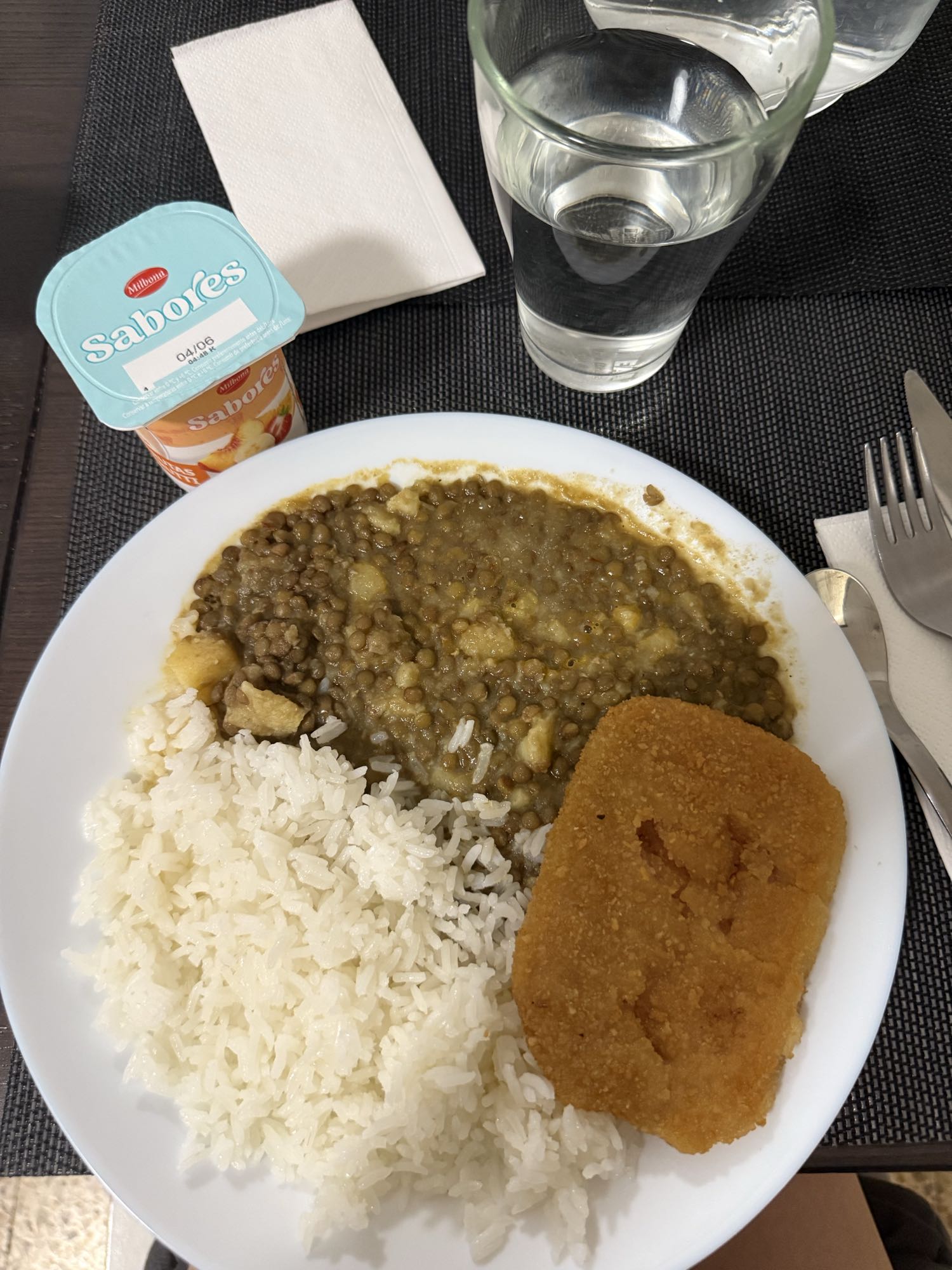 Riz, lentilles et croquette