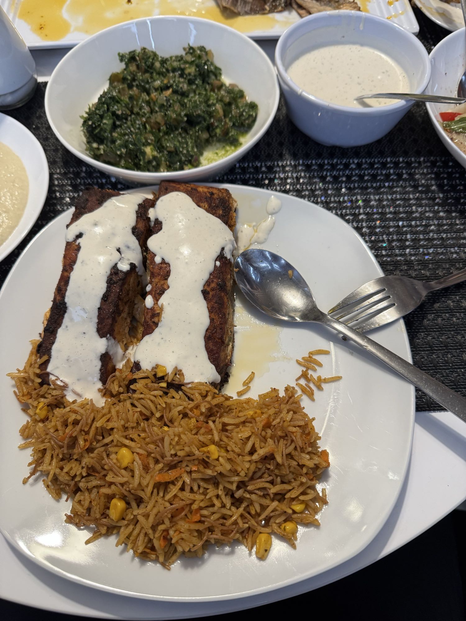 Gegrillter Lachs mit Reis und Tabbouleh