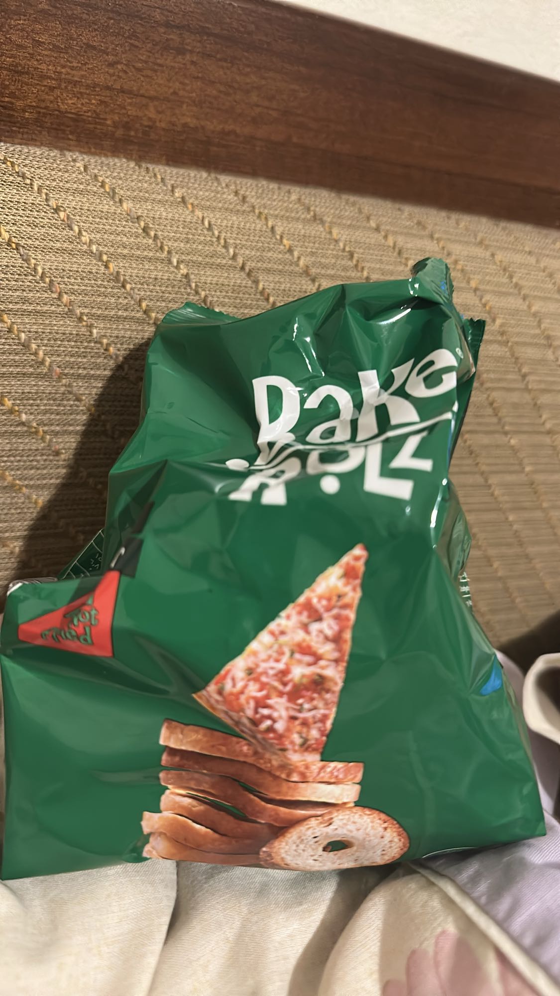 Baked pizza-flavored chips