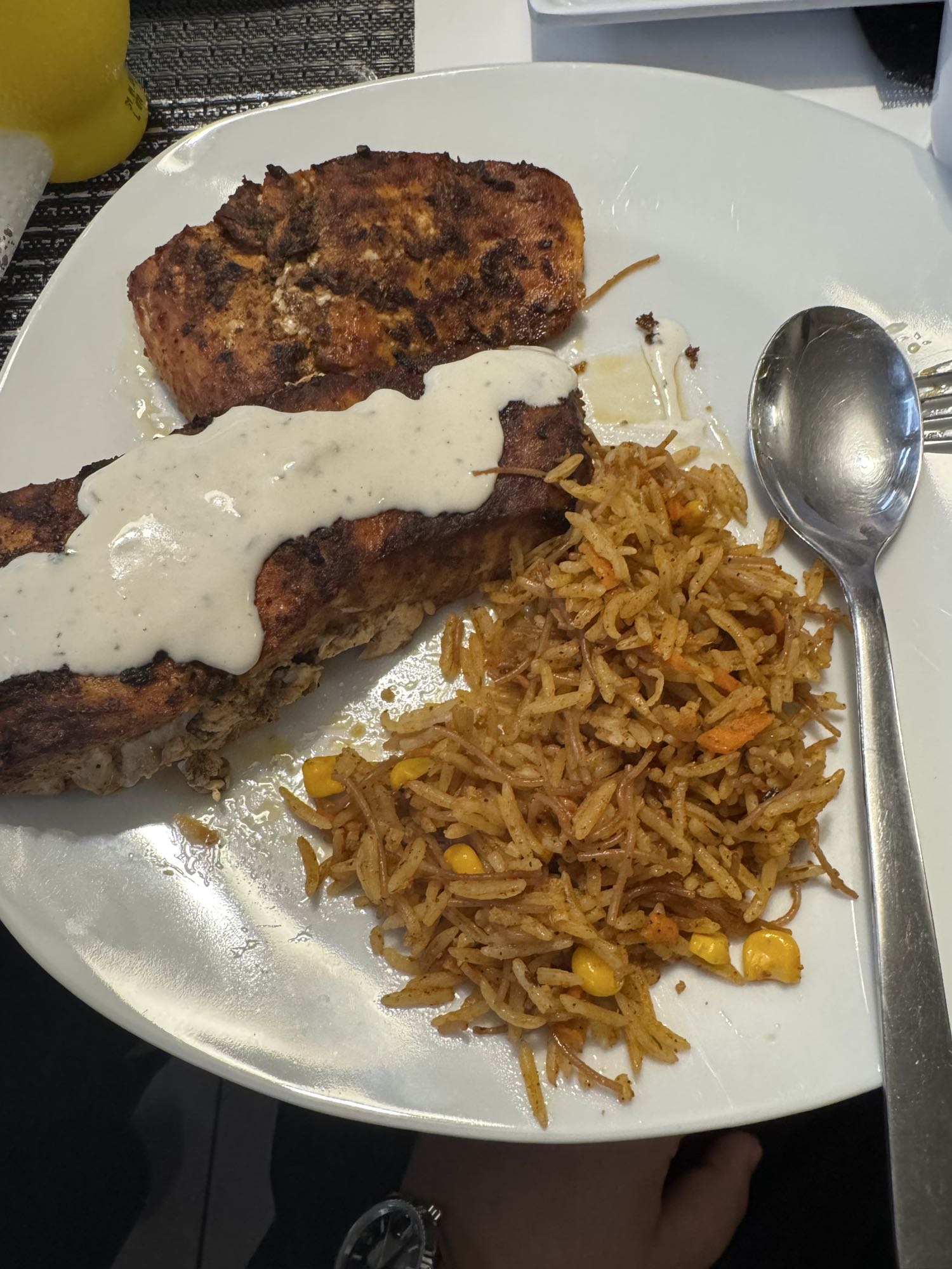 Gegrillter Fisch mit Reis