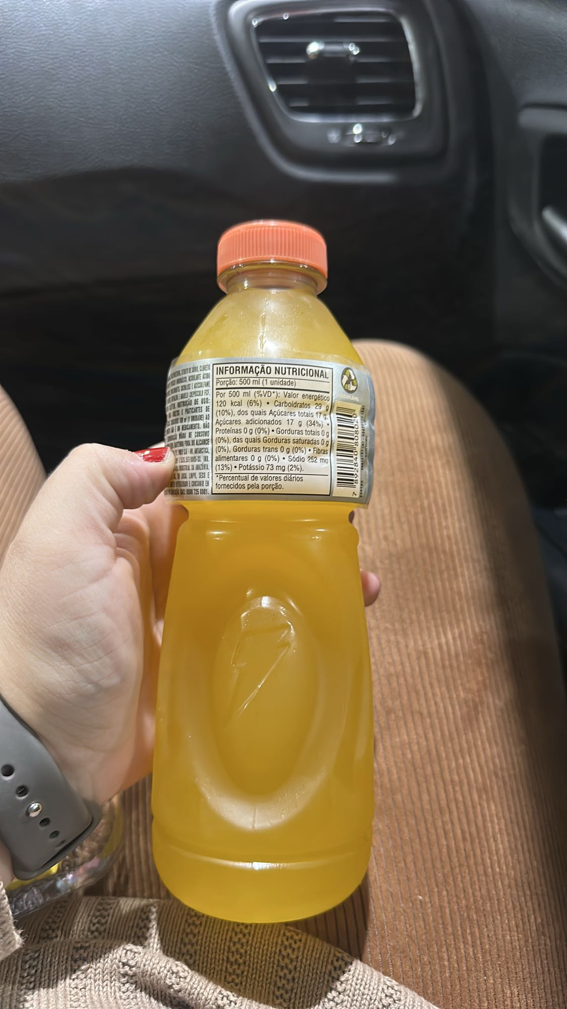 Bebida esportiva amarela