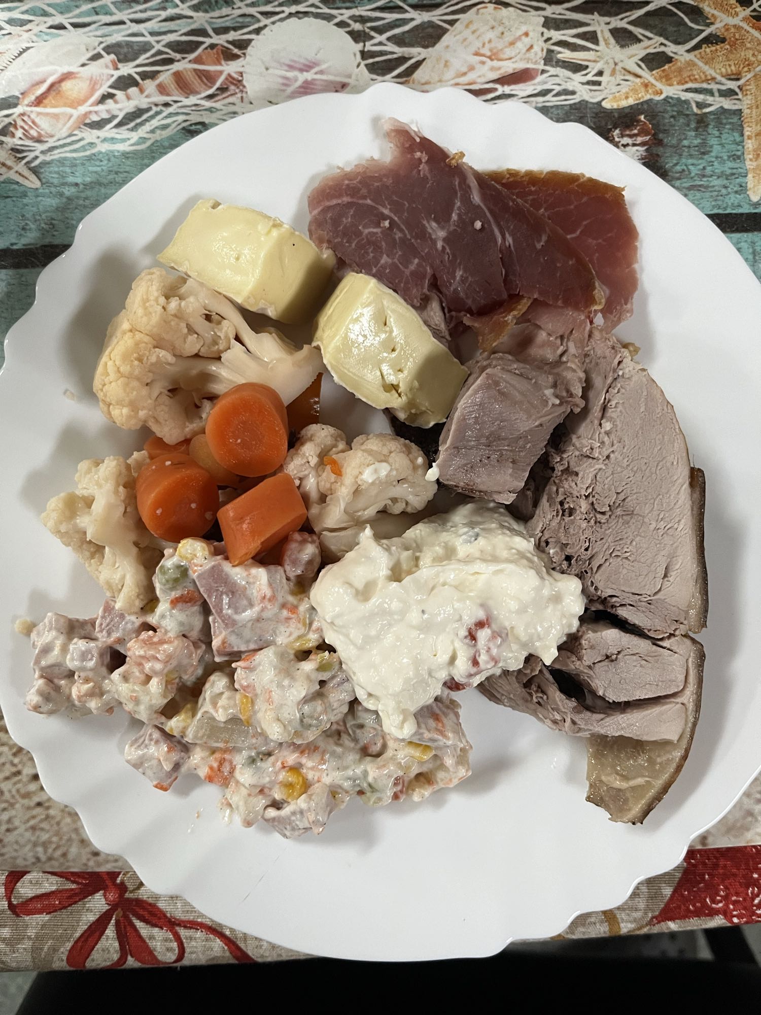 Ассорти мясное с салатом