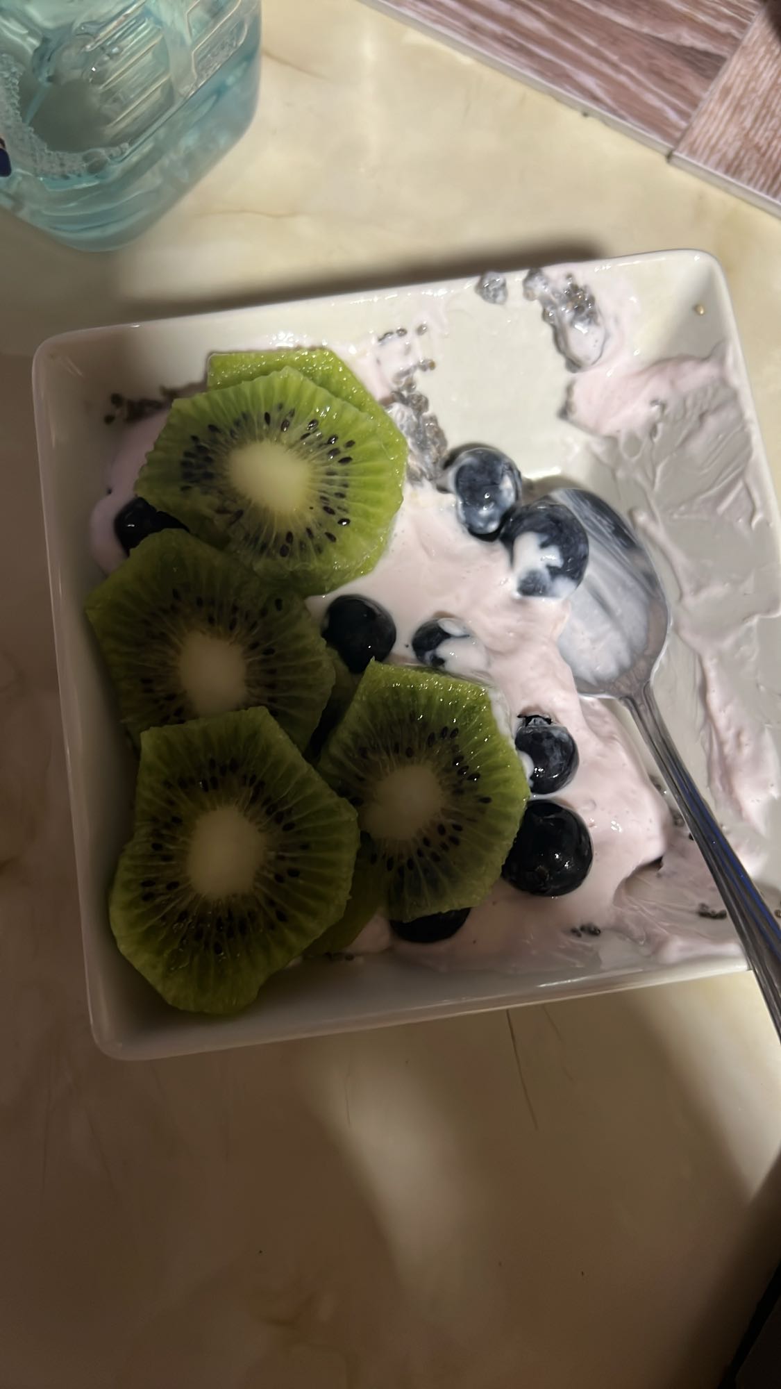 yogur con kiwi y arándanos