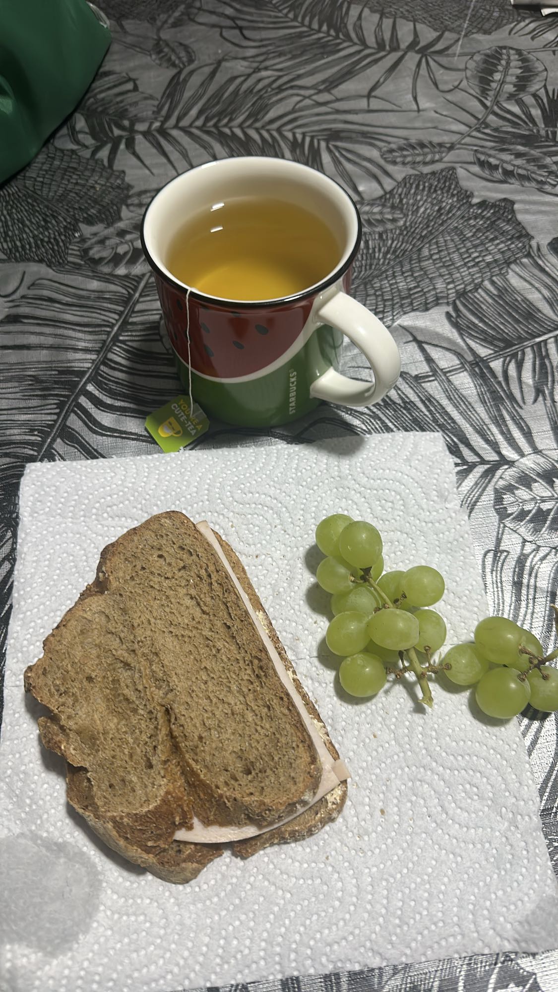 Sandwich et thé vert