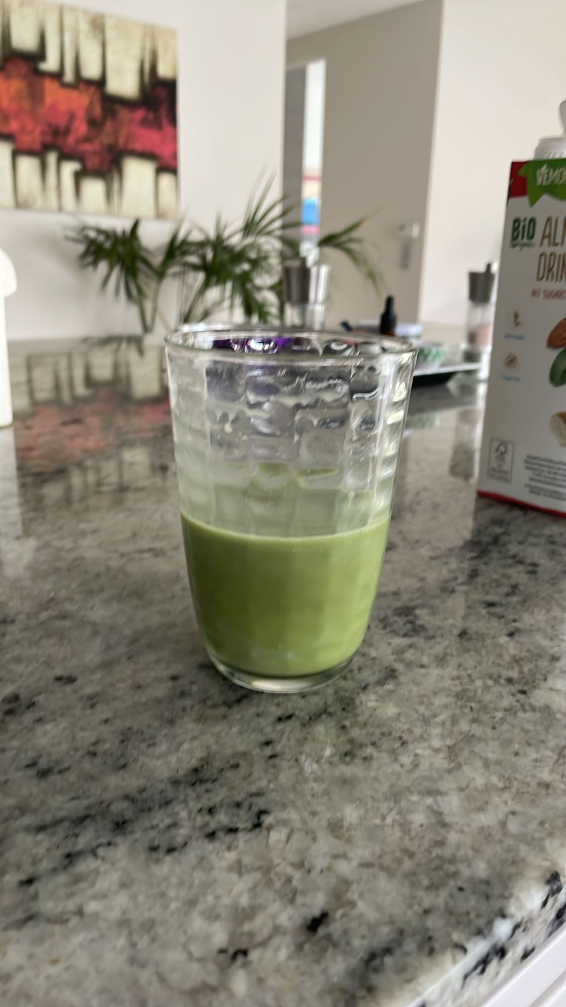 matcha z mlekiem migdałowym