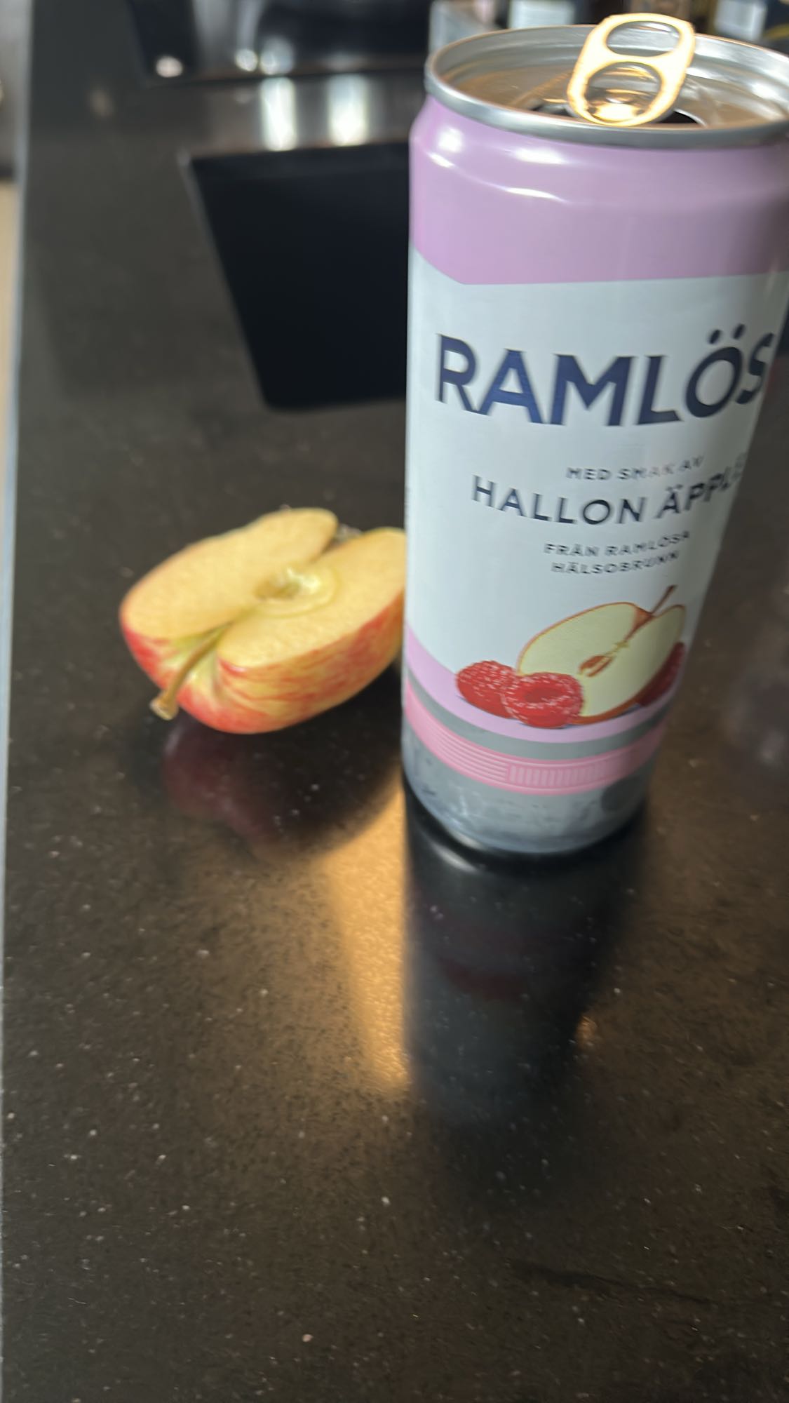 Äpple och kolsyrat vatten