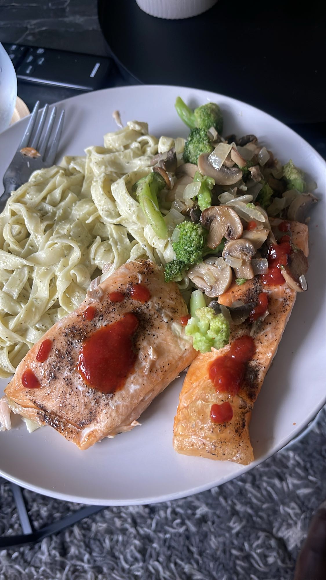 Laks med pasta og grønnsaker