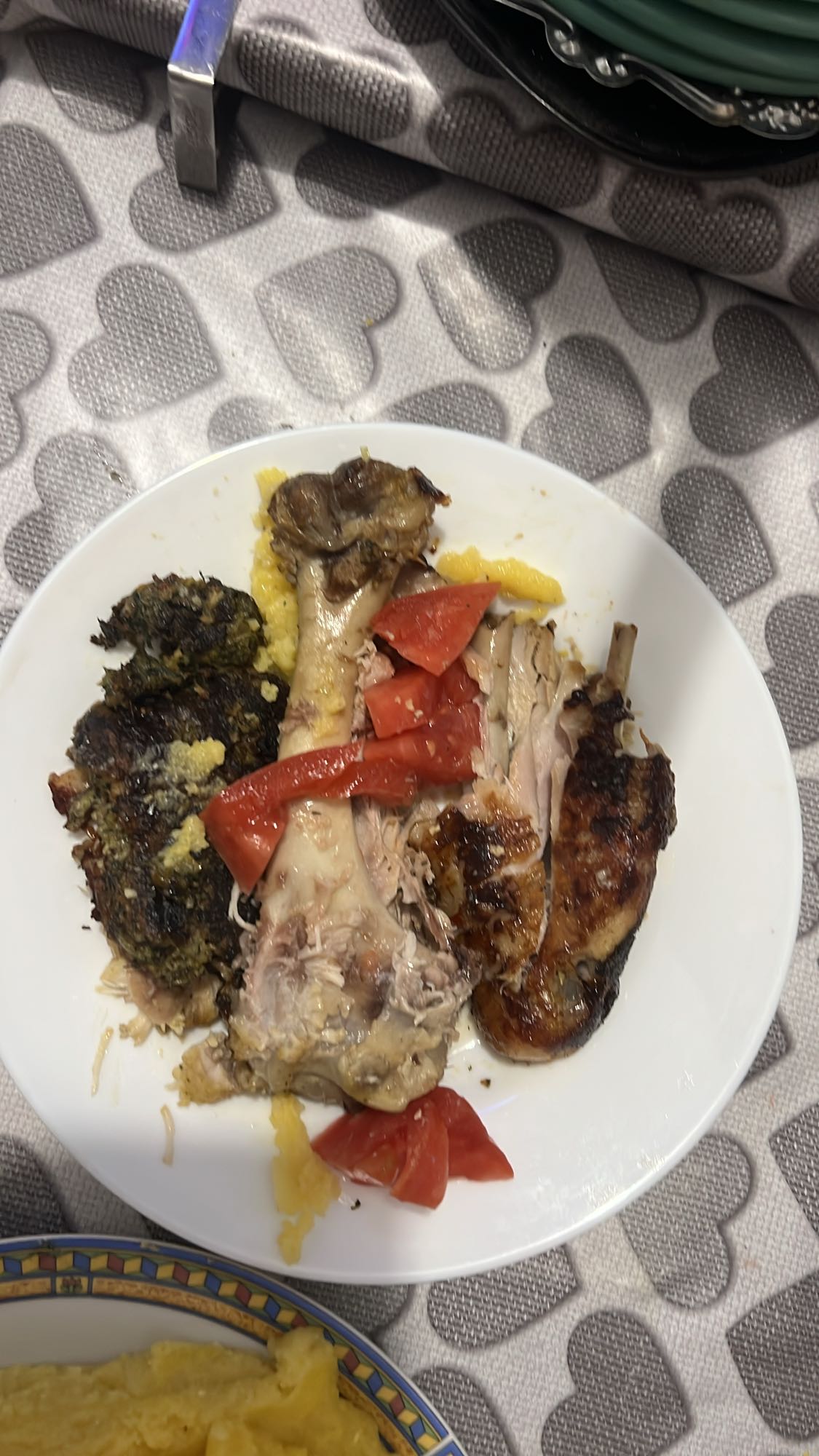 Pui cu mămăligă și legume