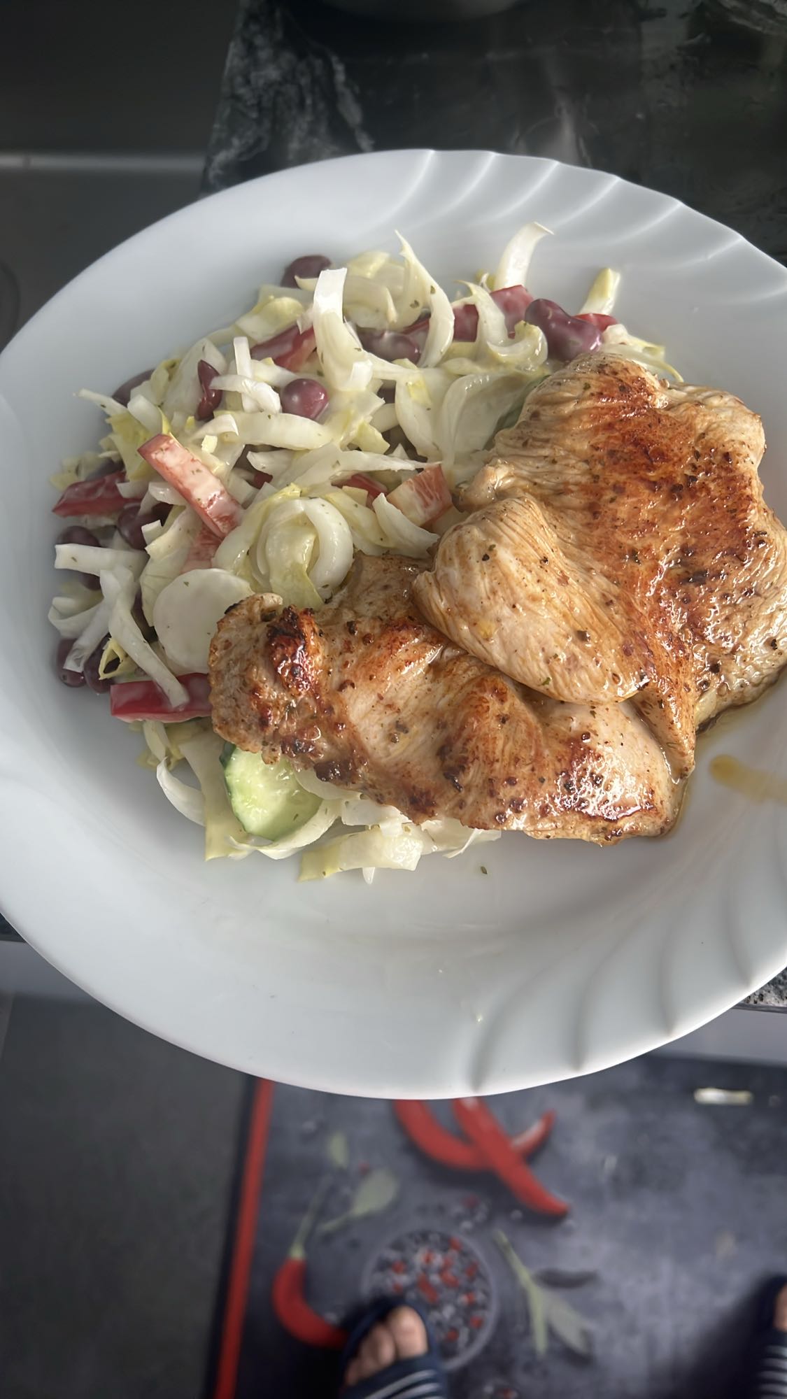 Gegrilltes Hähnchen mit Salat
