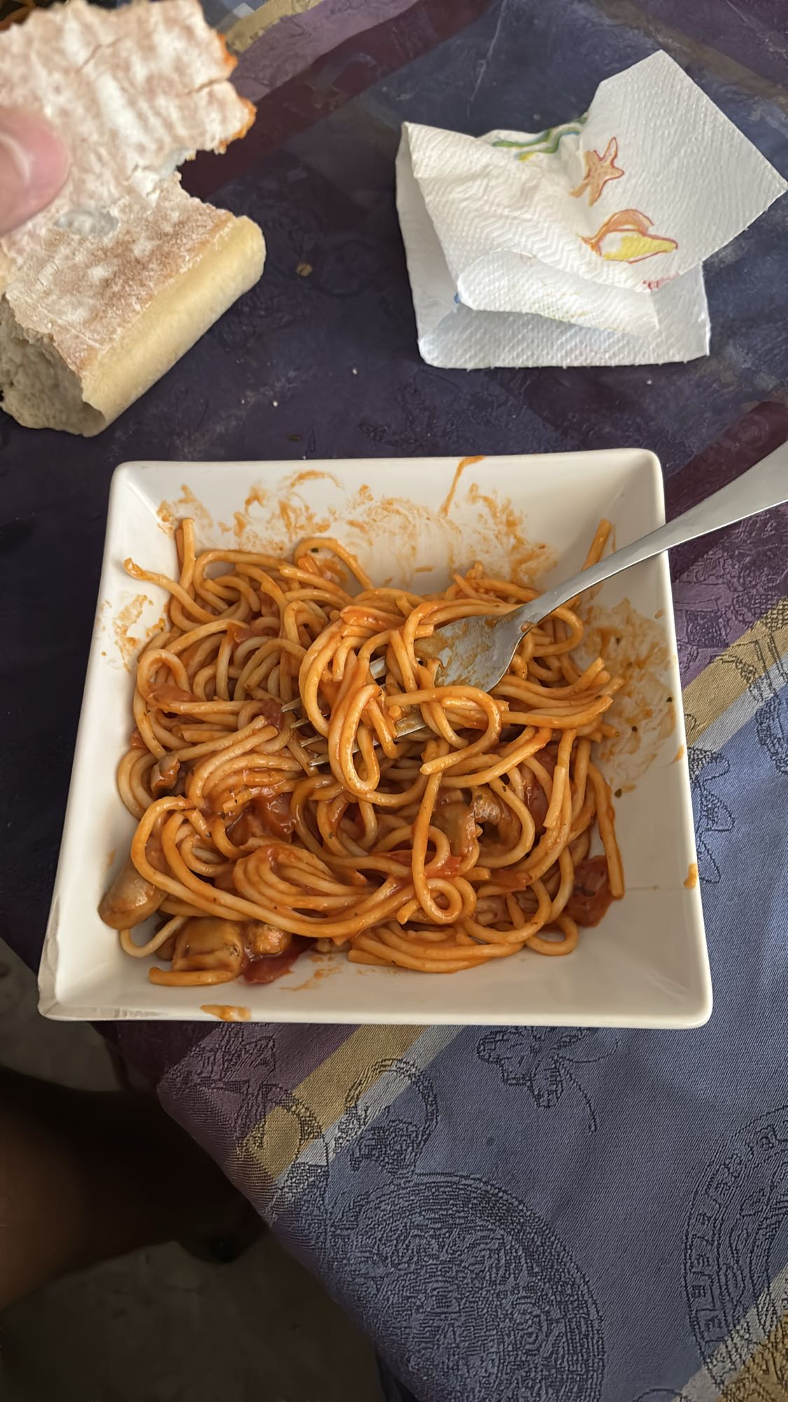 espaguetis con salsa y pan