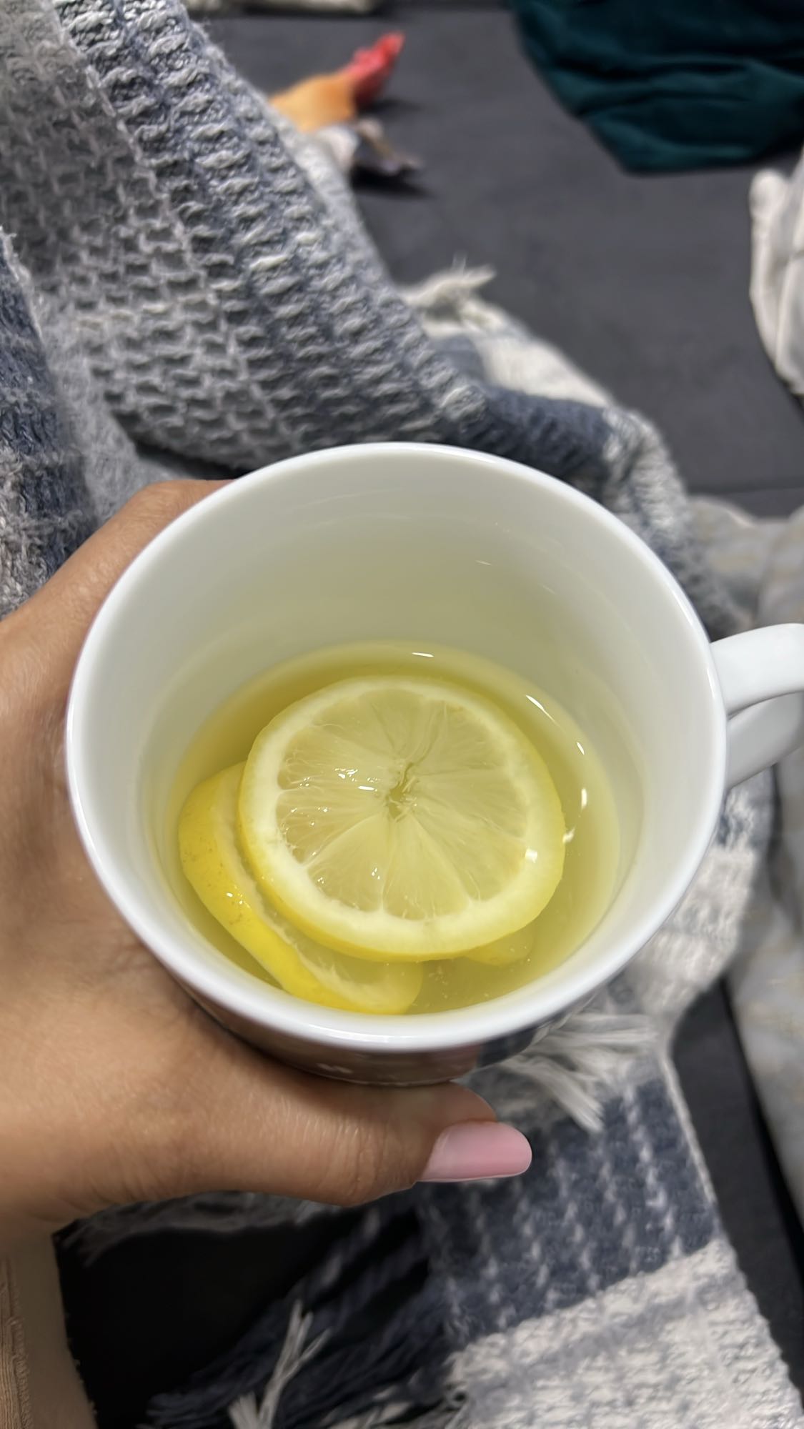 Apă caldă cu lămâie