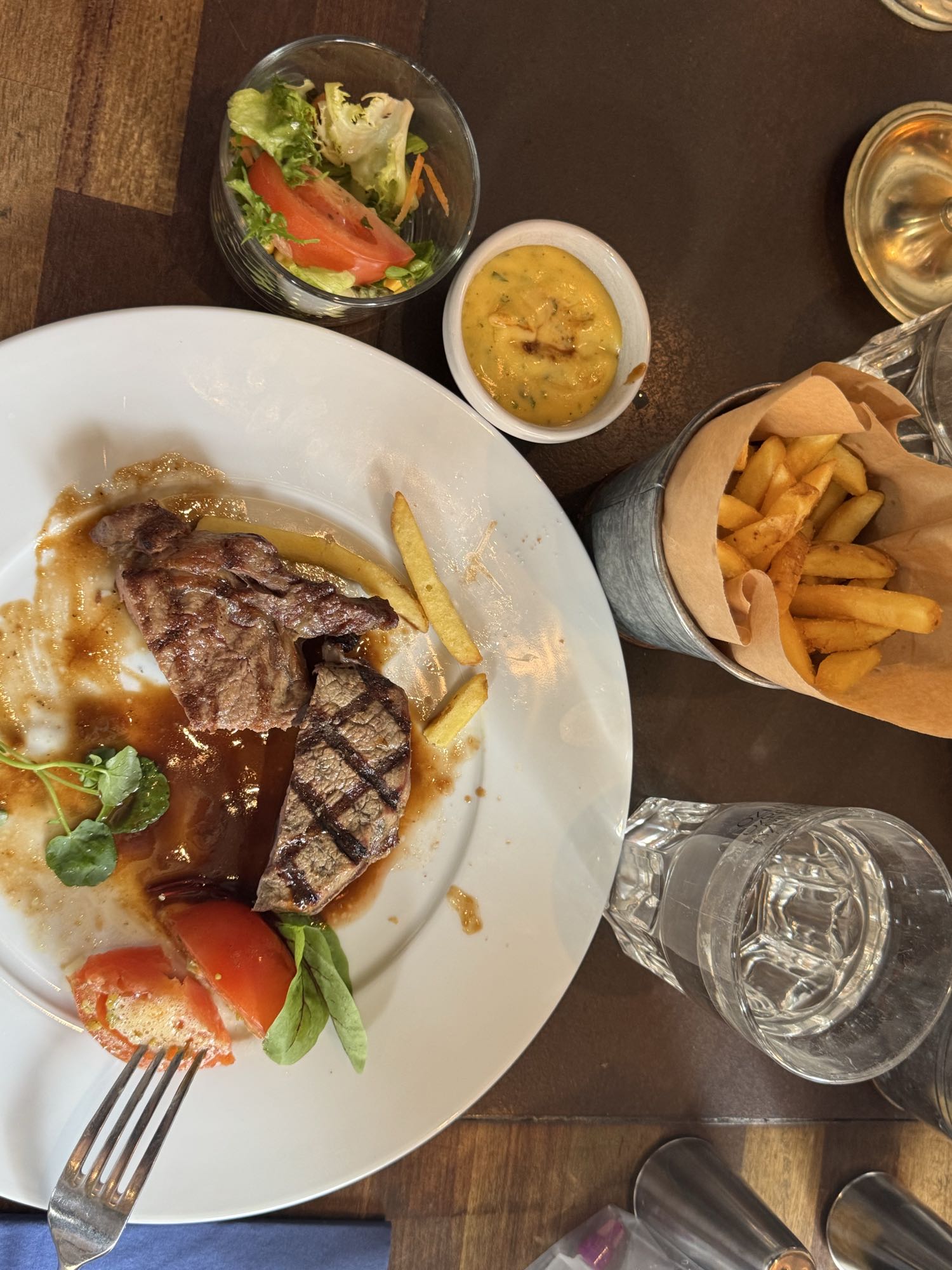 Biff med pommes och sallad