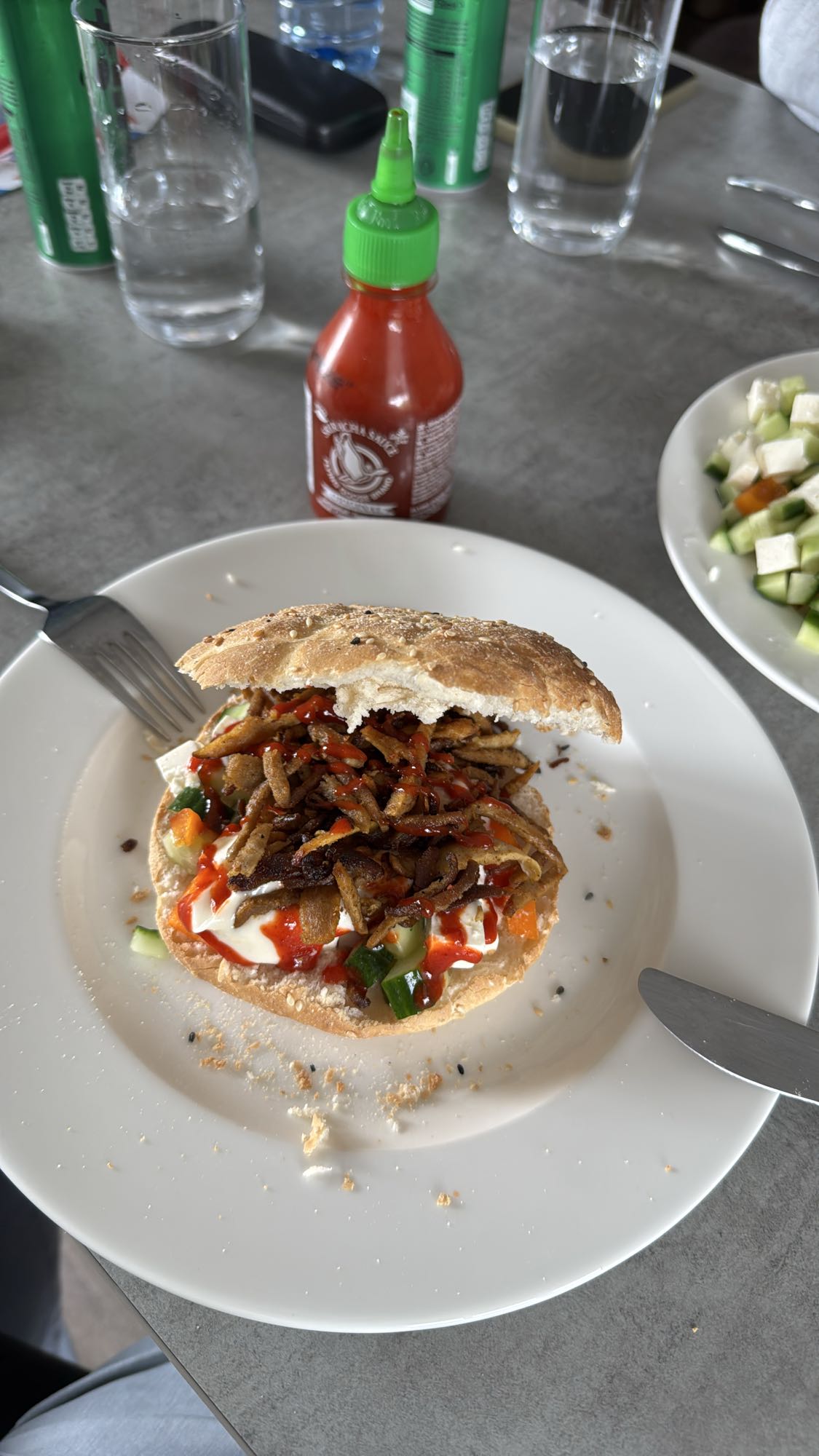 Fladenbrot mit veganem Geschnetzeltem und Aioli