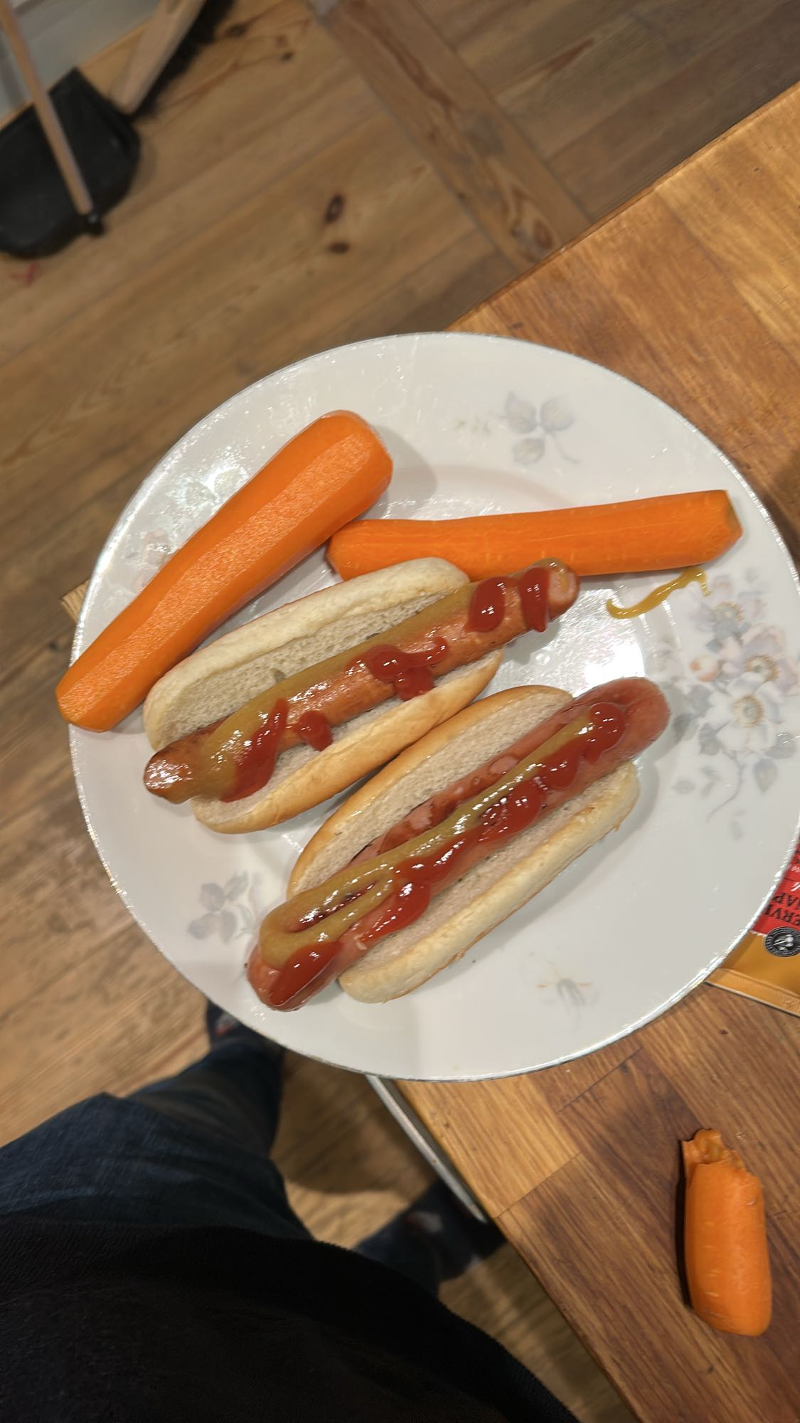 Korv med bröd och morötter