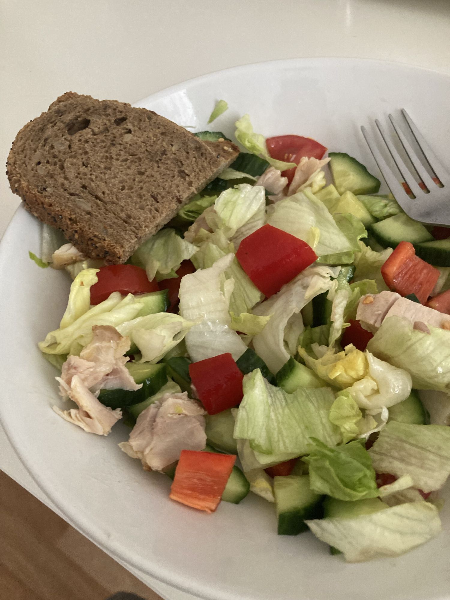 Куриный салат с хлебом