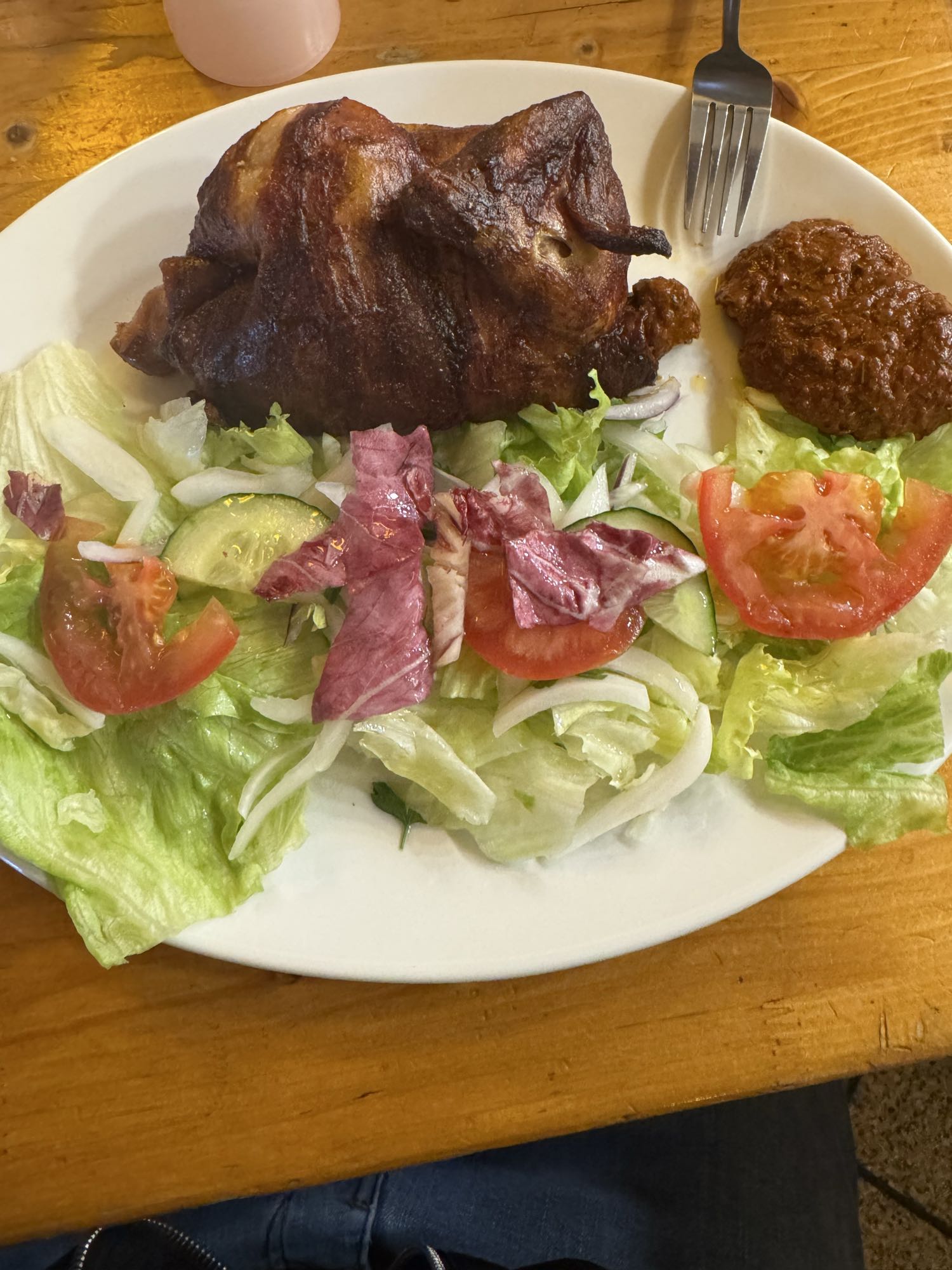 Halbes gegrilltes Hähnchen mit Salat