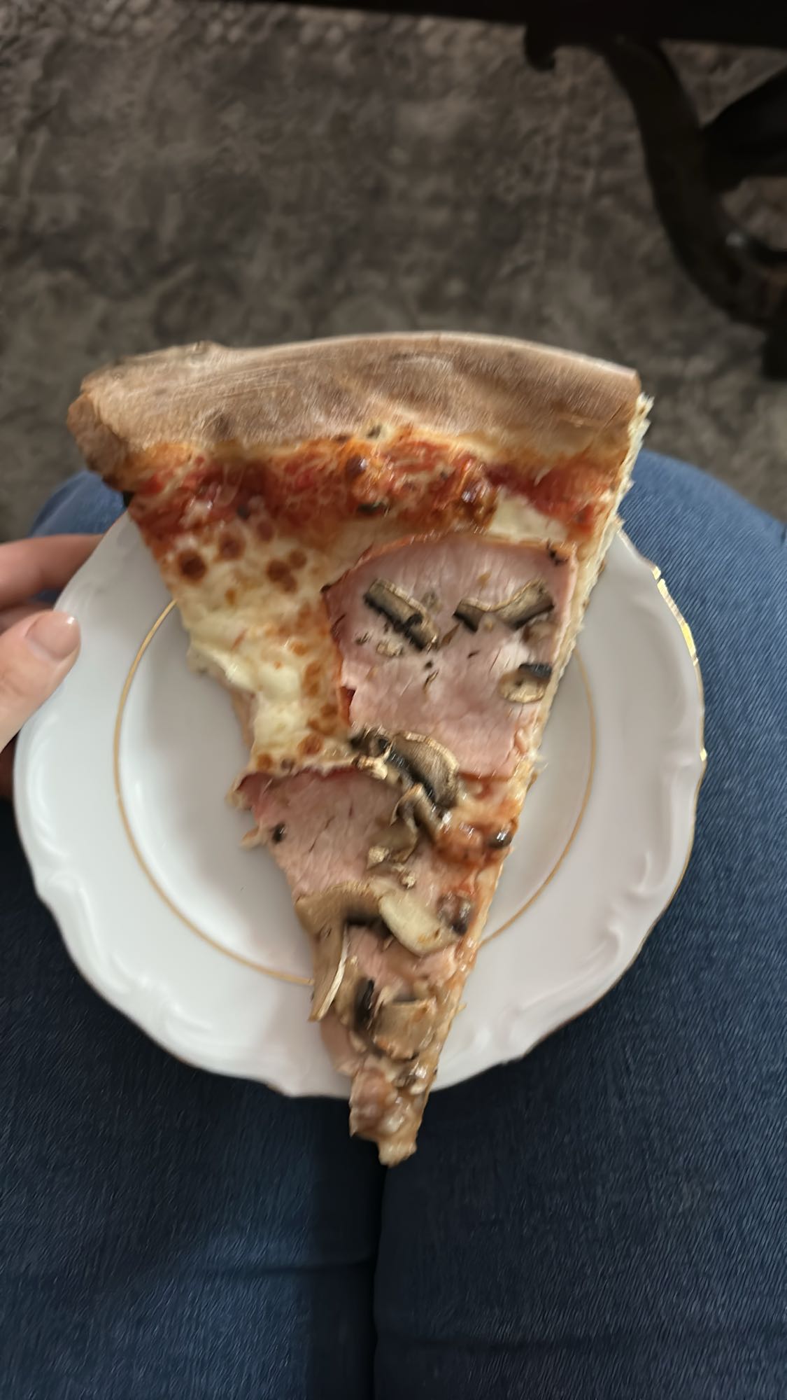 Pizza z szynką i pieczarkami