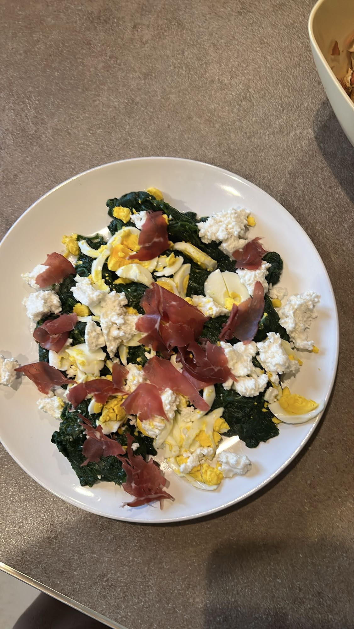 Salată cu ou, spanac și prosciutto