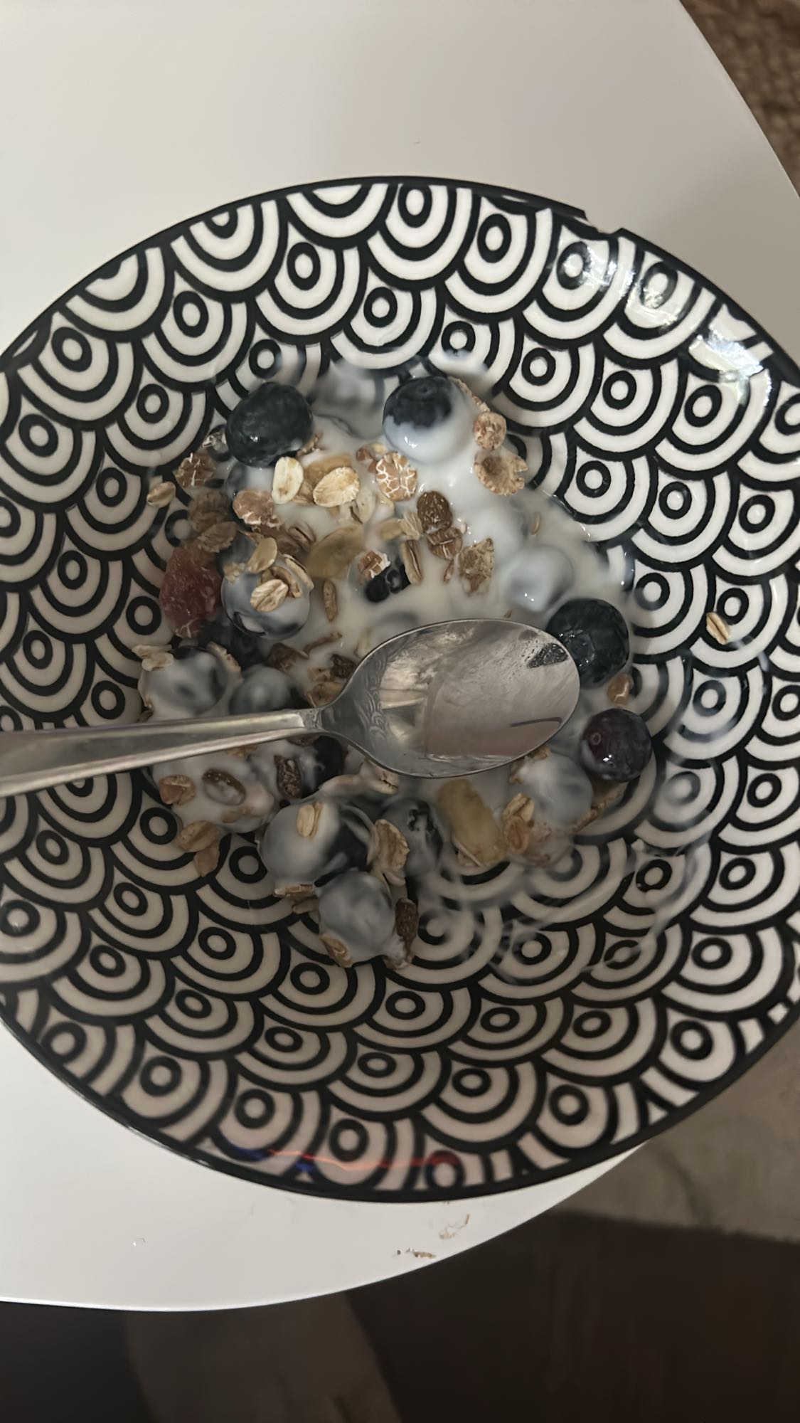 Yoghurt med bär och müsli